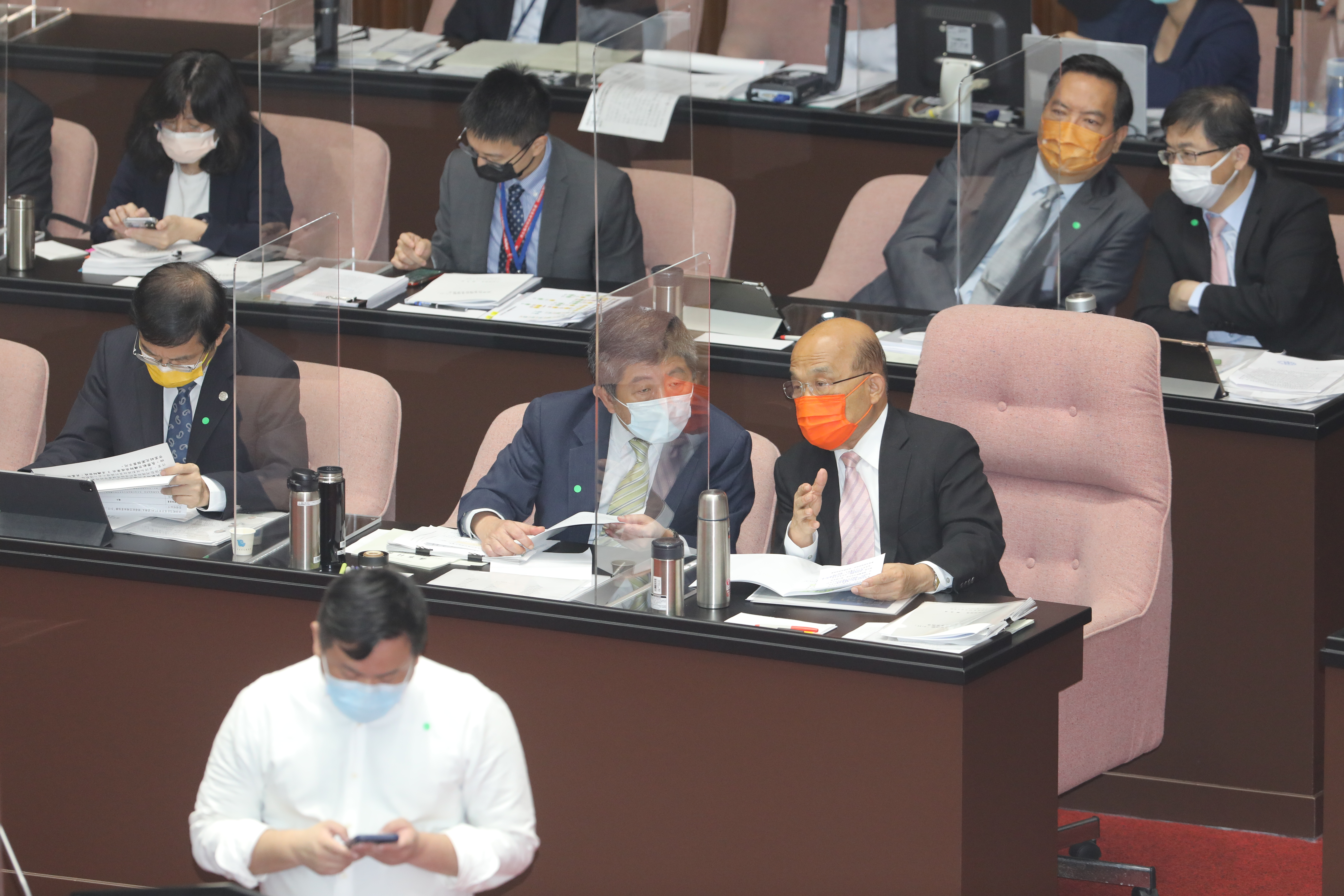行政院長蘇貞昌（第一排右1）與衛福部長陳時中（第一排右2）今赴立院進行施政報告，反駁疫苗採購過慢與3+11是破口。（本刊資料照）