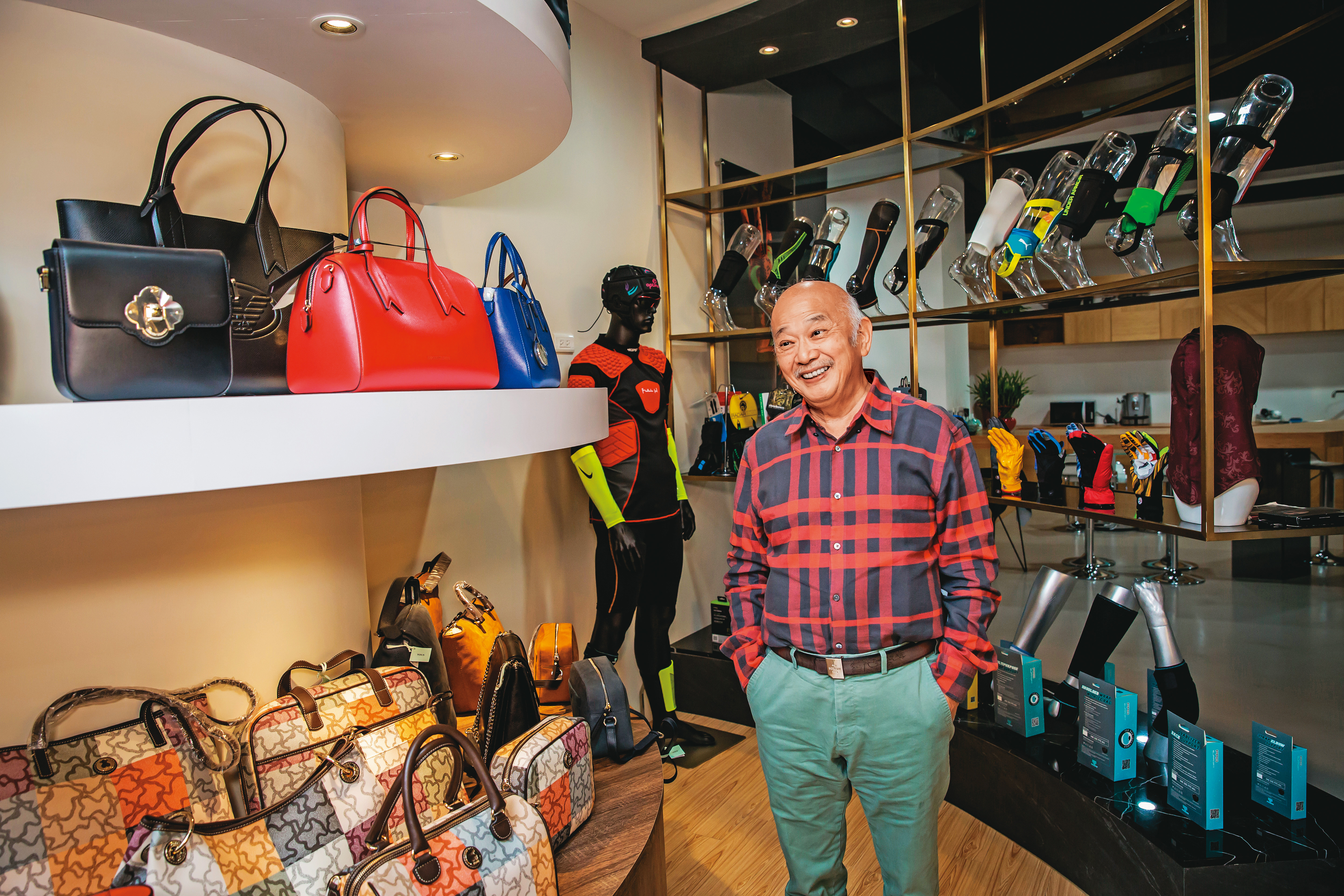 洪永裕從運動配件做起，後來跨足精品包，現在已是世界前三大包袋大王。