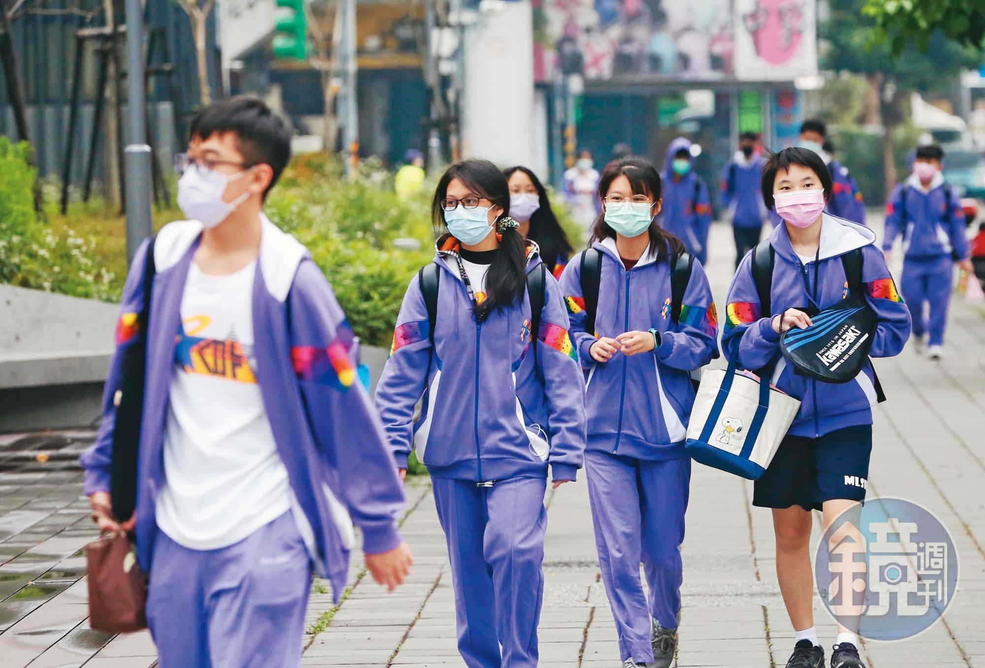 學齡兒童不是家庭經濟支柱，保險首重醫療保障。