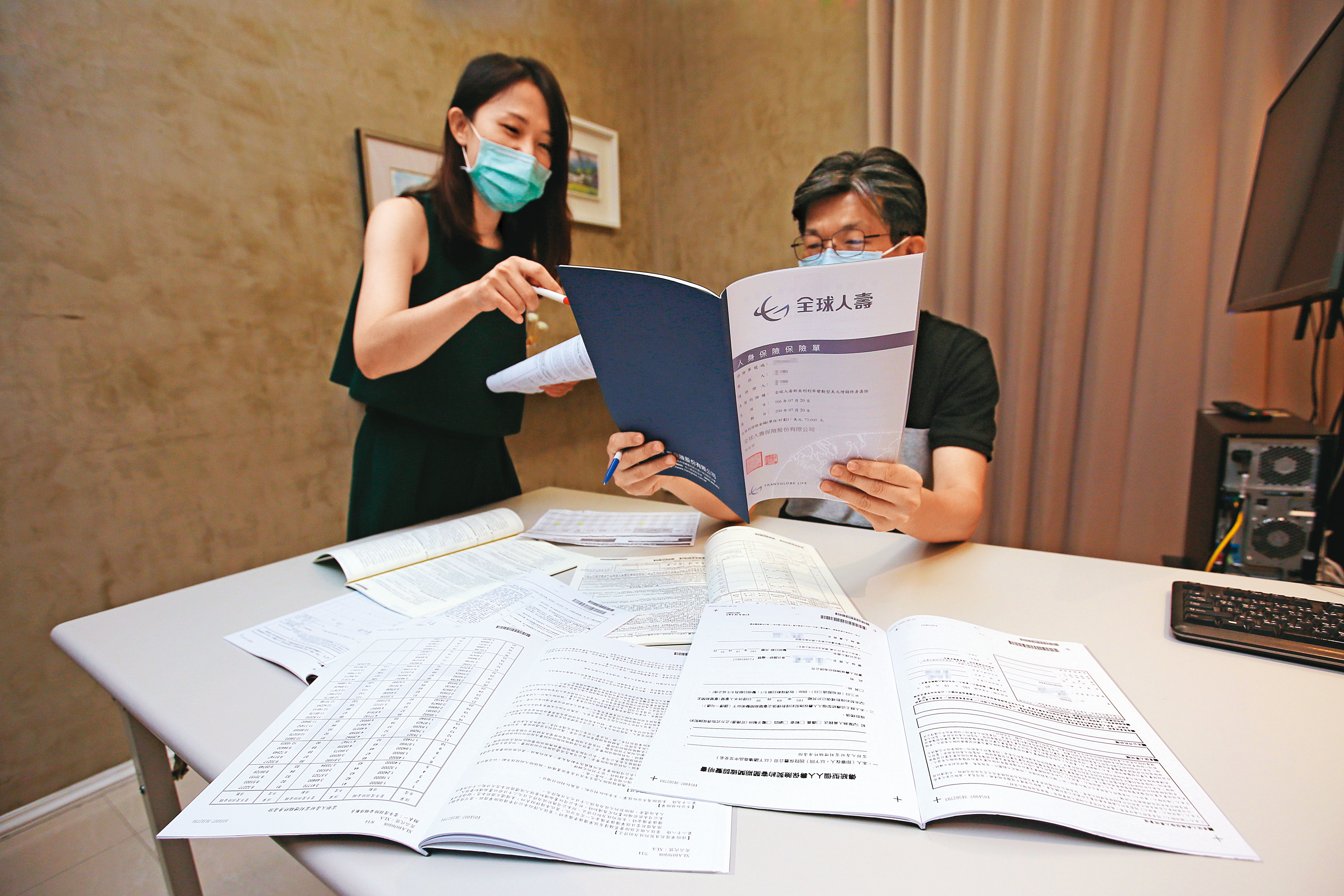新冠疫情延燒,吳先生一家急忙檢視保障夠不夠。