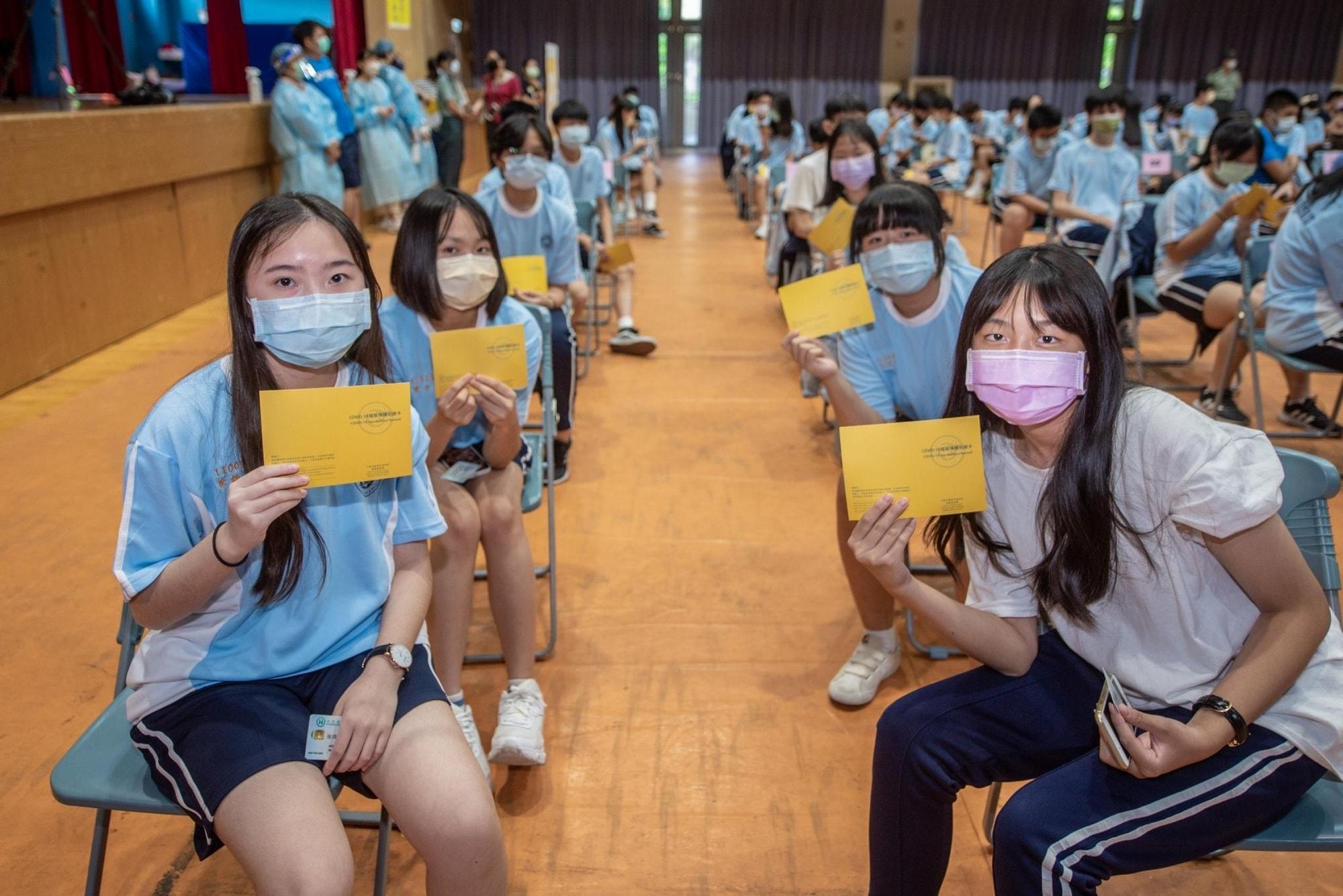 BNT疫苗今日於5縣市校園展開施打。(翻攝自鄭文燦臉書)
