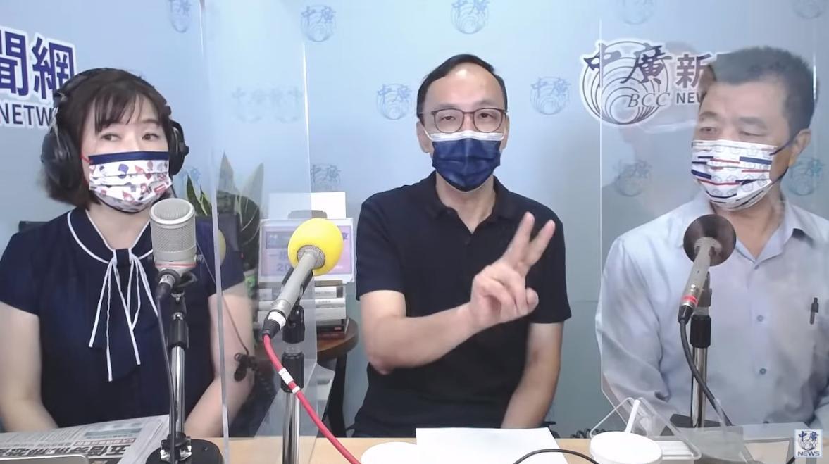 朱立倫(中)上今與前高雄市副市長陳雄文(右)合體上前高雄市新聞局長王淺秋(左)的廣播節目。(翻攝自中廣新聞網YouTube)