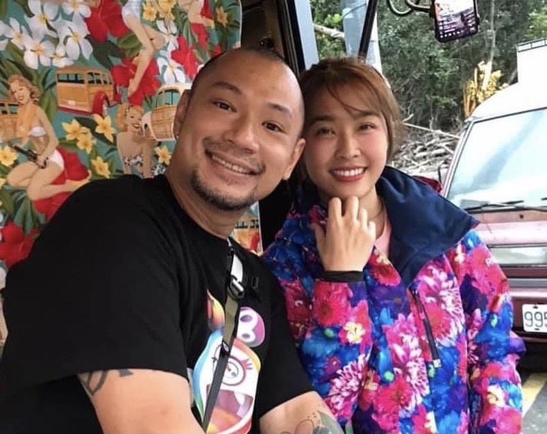 網路名人「鐵雄」砲轟小嫻與金剛分手新聞「很垃圾」，意外釣出兩人留言回覆。（翻攝自金剛臉書）