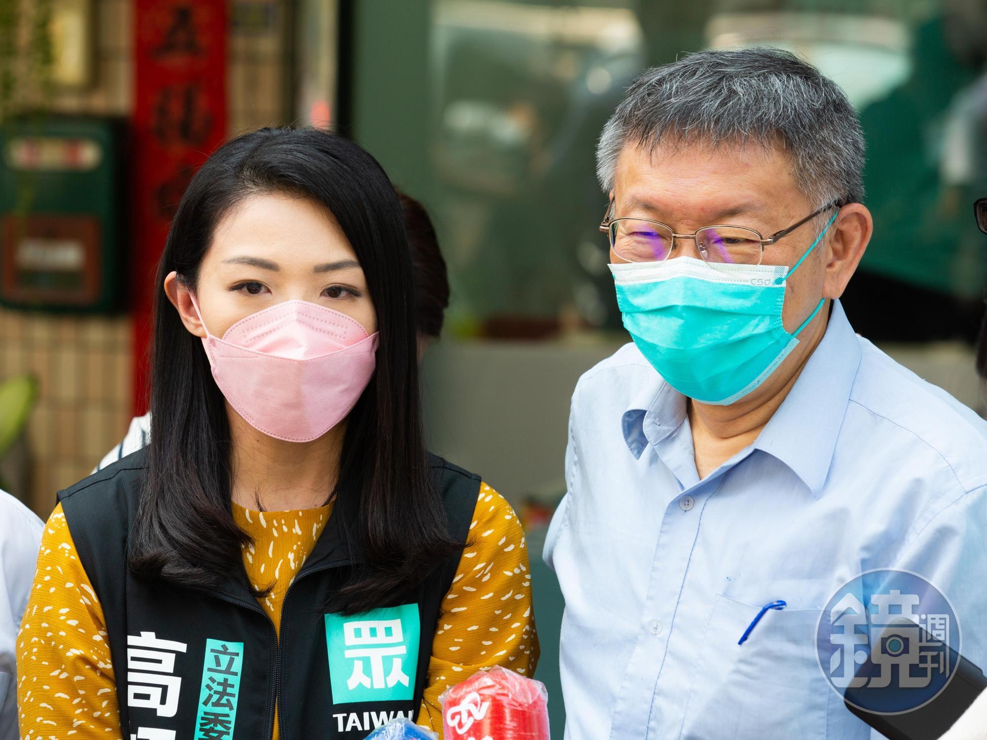 民眾黨立委高虹安(左)因參與演唱《塔綠班之歌》遭批沒水準,對此民眾黨主席、台北市長柯文哲(右)今則緩頰稱有時候開玩笑笑笑就好。(本刊資料照)