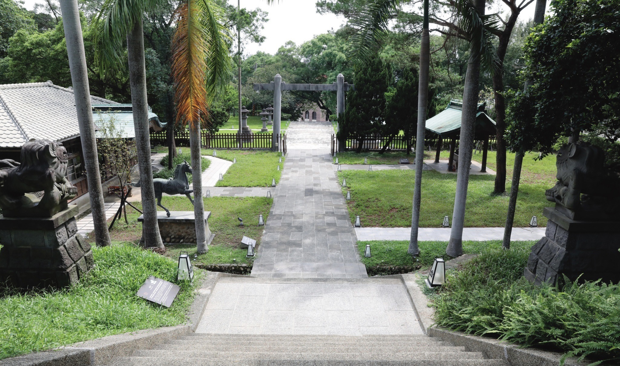 以中軸線的配置設計，展現居高臨下的眺望，也象徵著崇高地位。