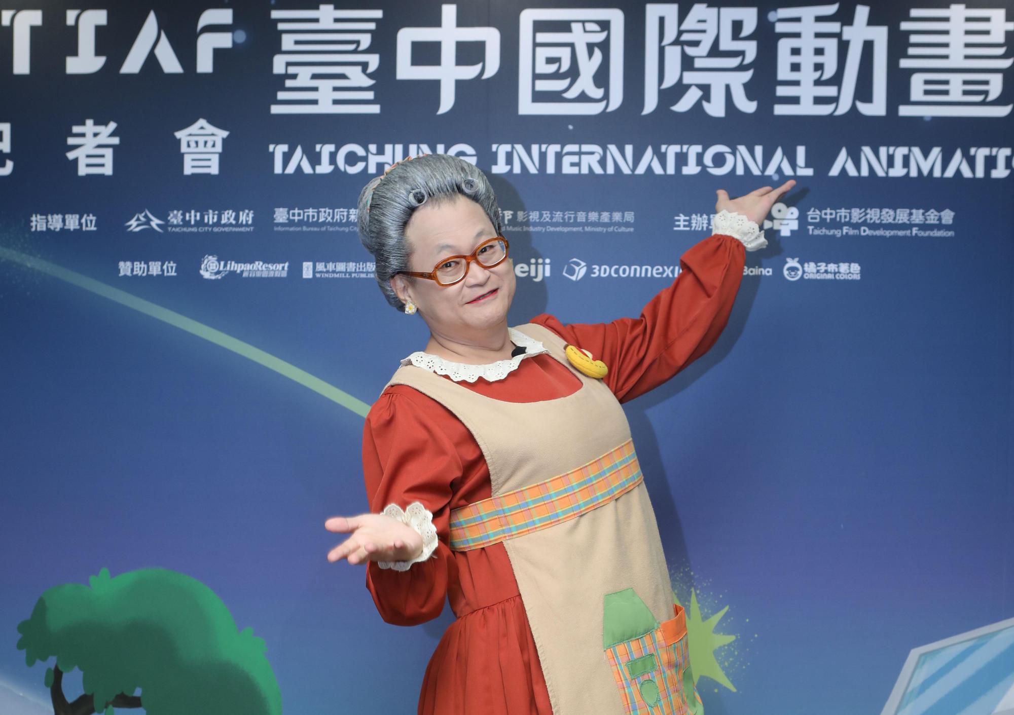 兒童節目《水果冰淇淋》中的「水果奶奶」趙自強。（公視提供）