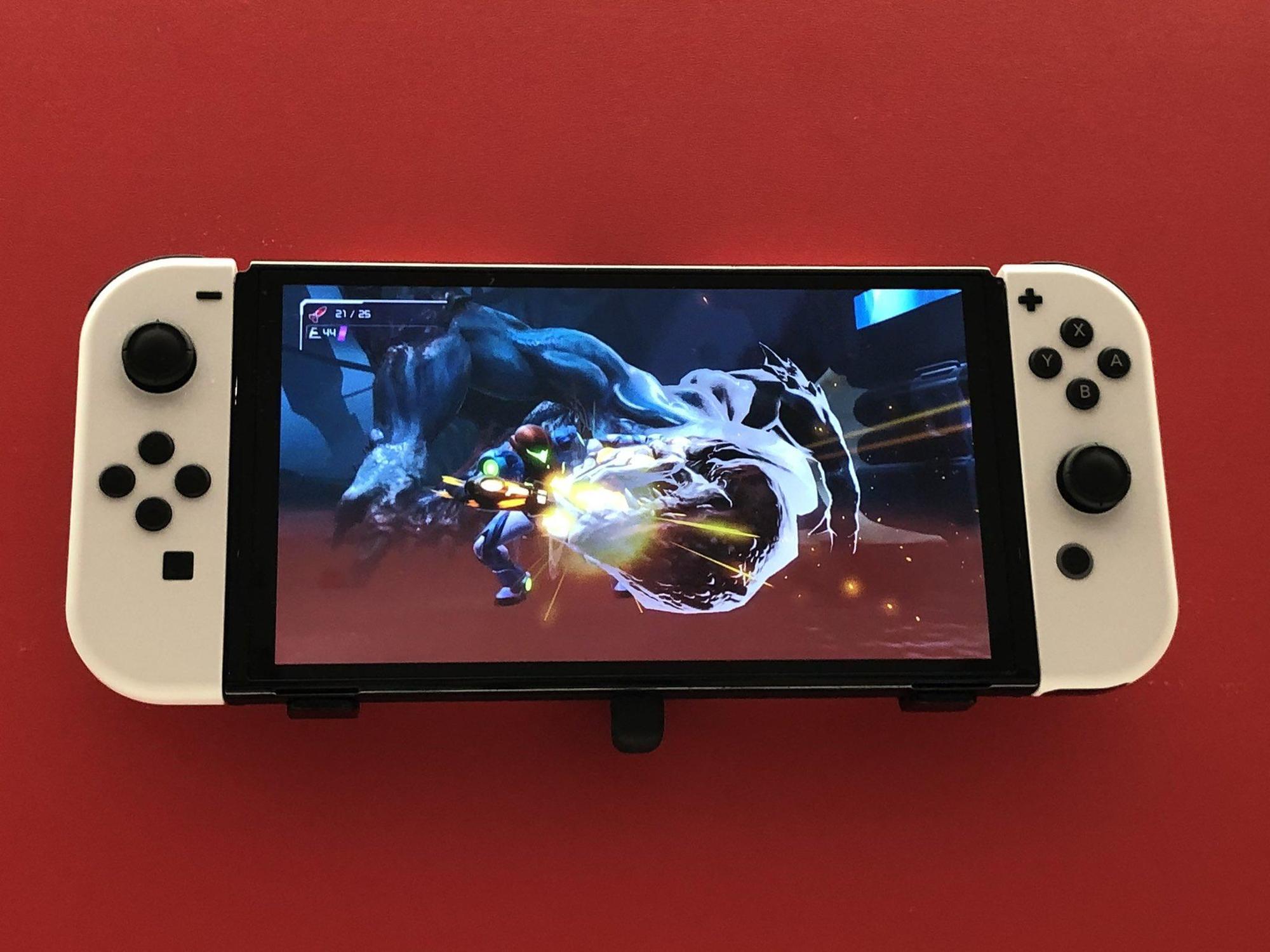 Switch OLED螢幕邊框收窄，遊戲畫面更大。（翻攝twitter@bunnagashi）