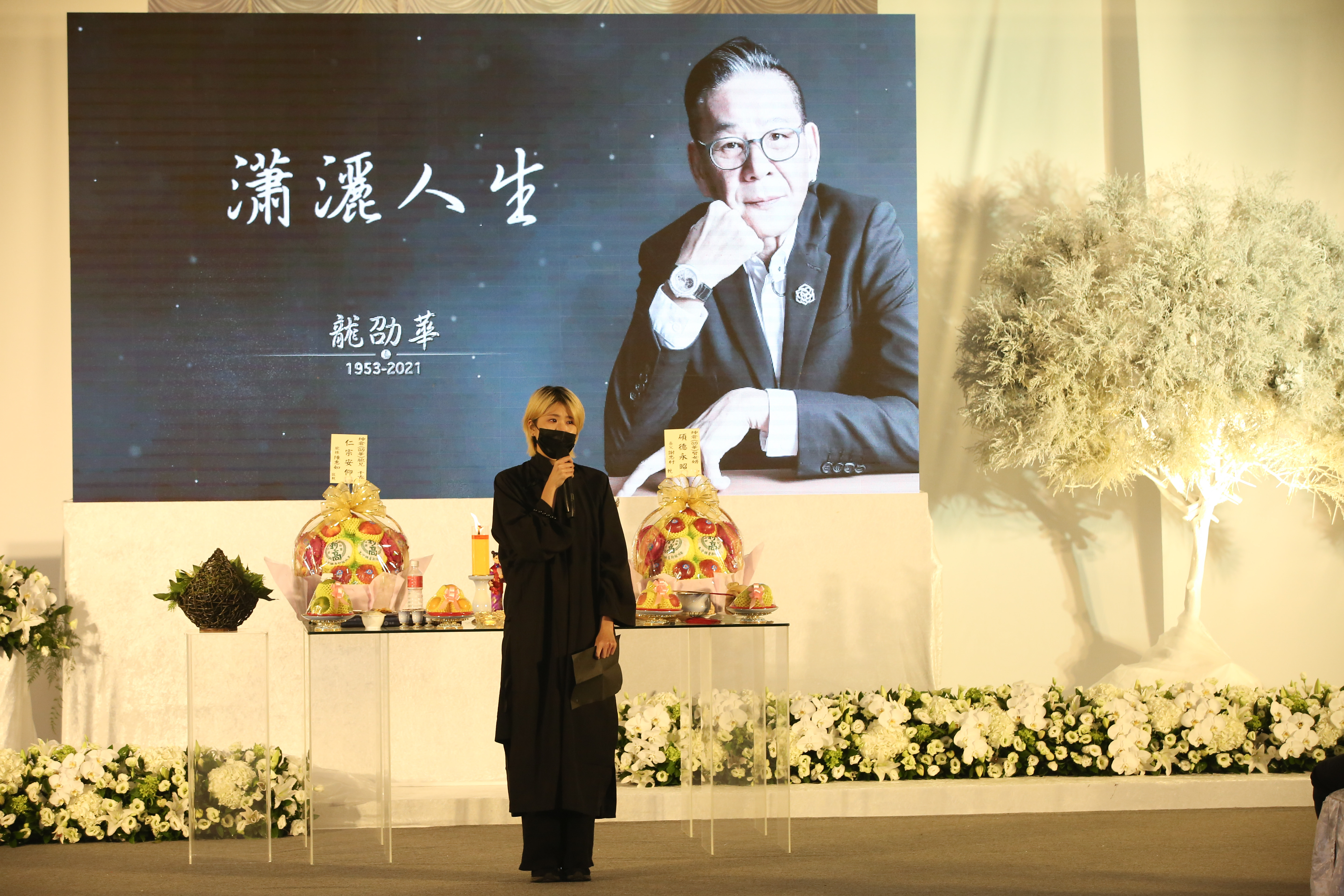 龍劭華女兒陳璇在念祭父文時泣不成聲。