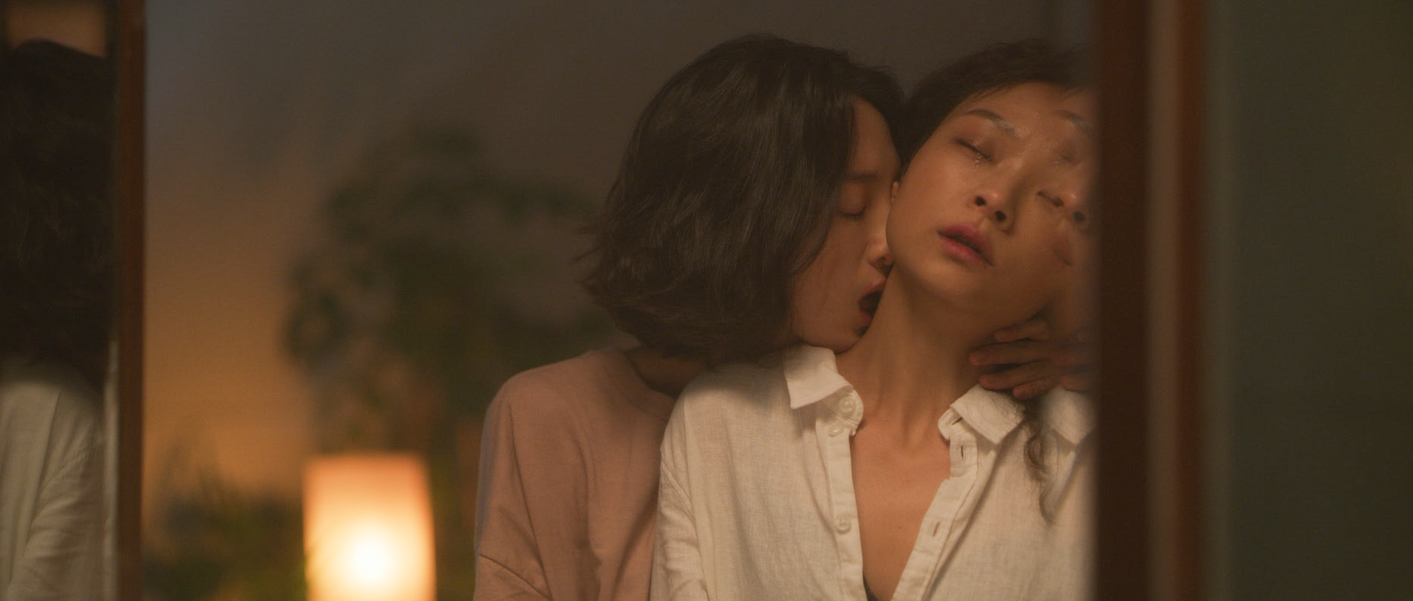 《蝴蝶》主人翁只有靠著整容，才能躲過極權軍的追捕，韓寧、余佩真上演曖昧迷離的女女戀。（高雄電影節提供）