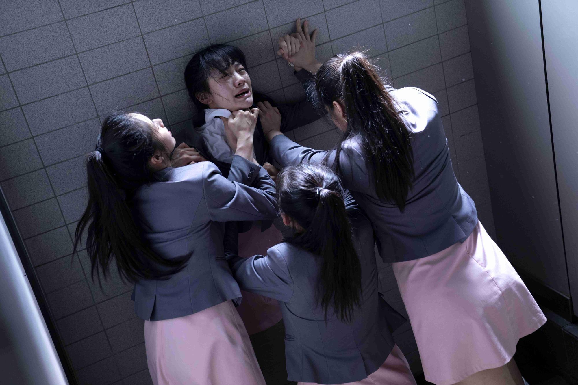 影集《返校》女主角李玲葦以雙重性別扮相出演《生而為人》,雌雄難辨的精湛演技令人印象深刻。(高雄電影節提供)