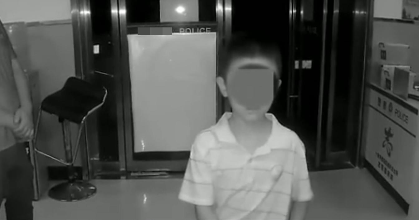小男童因為偷了10塊錢被爸爸送到派出所,引起不少網友熱議。(翻攝自微博)