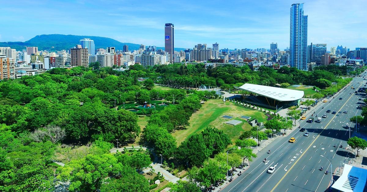南部科技廊道成形,捷運及高鐵成為南來北往重要交通樞紐,搭上捷運更可直達市心重要地點