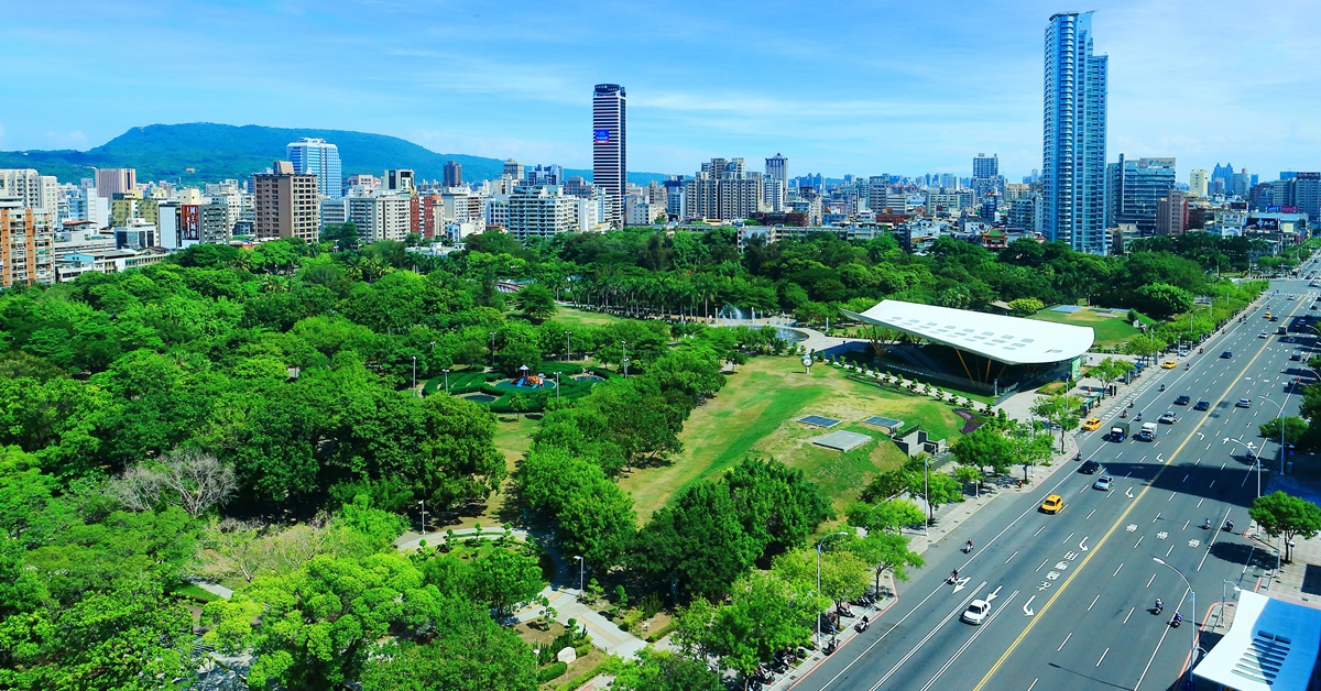 南部科技廊道成形,捷運及高鐵成為南來北往重要交通樞紐,搭上捷運更可直達市心重要地點