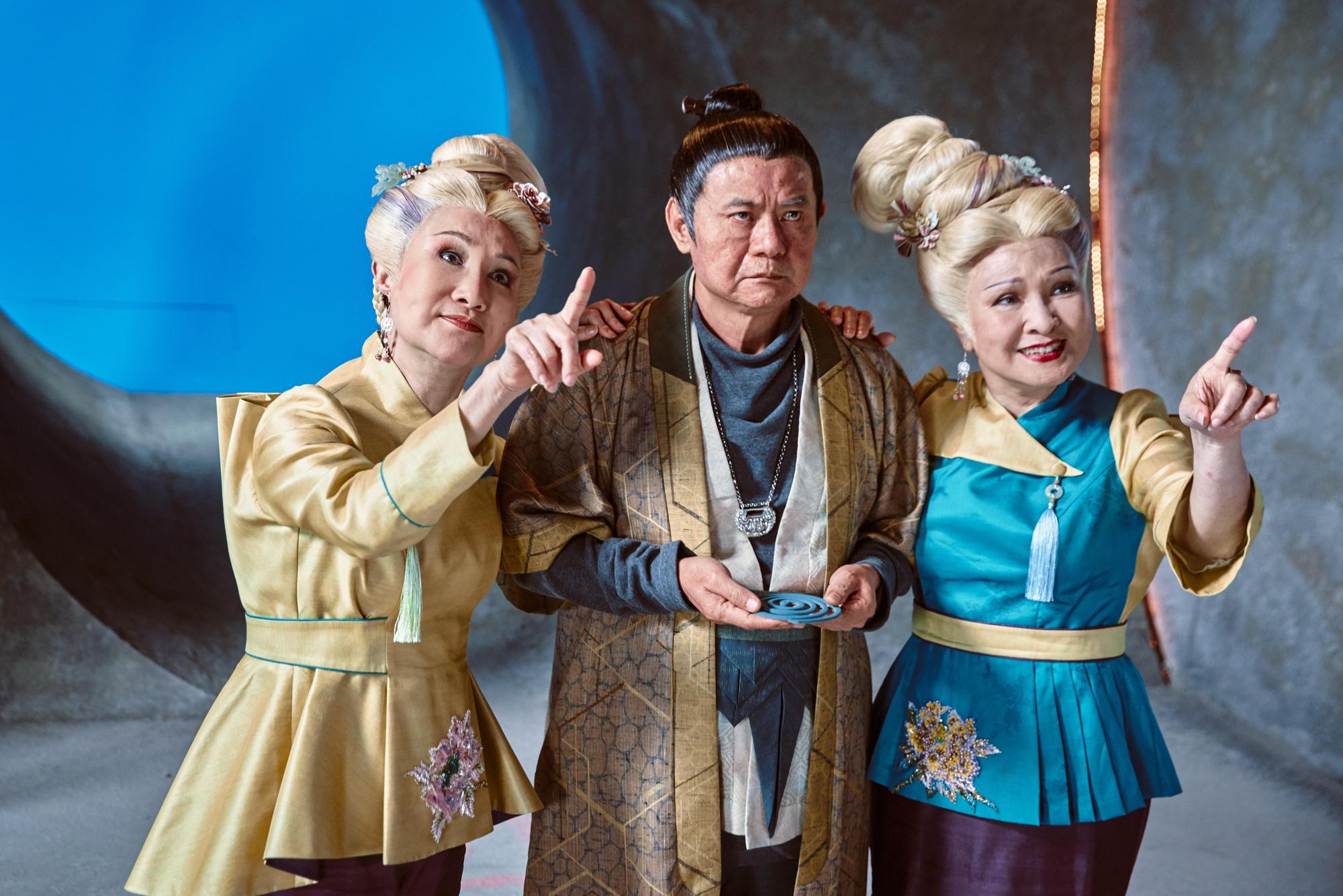 王金櫻（右）、小咪（左）是《孟婆客棧》中的大小孟婆，與蔡振南對戲火花十足。（唐美雲歌仔戲團提供）