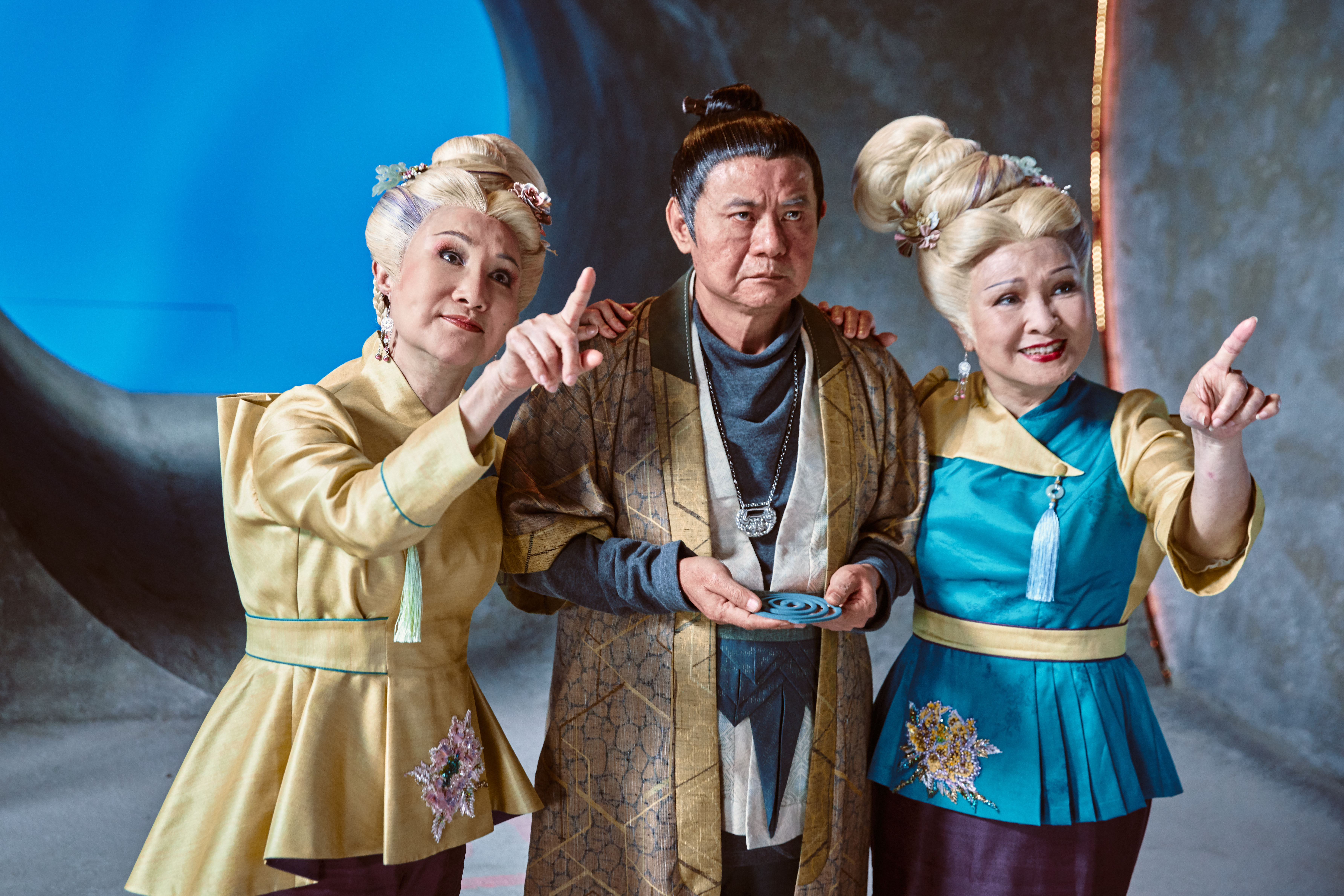 王金櫻（右）、小咪（左）是《孟婆客棧》中的大小孟婆，與蔡振南對戲火花十足。（唐美雲歌仔戲團提供）