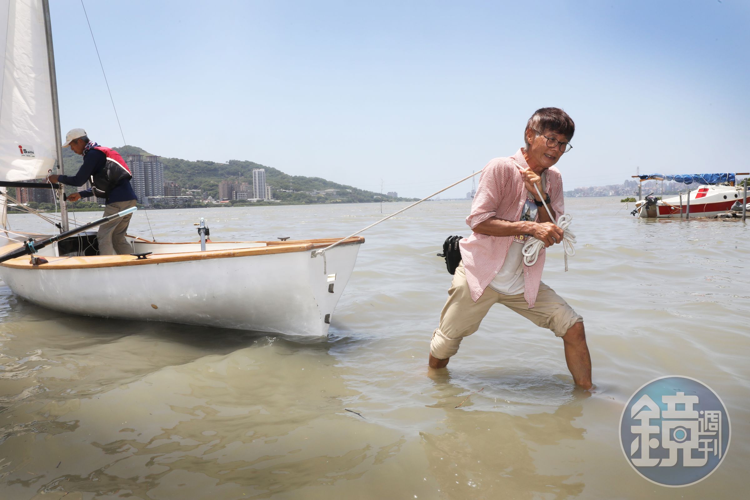 在一望無際的海上，征服浪途的旅伴只有彼此。若遇上凶險，也只有對方能夠一起面對、克服。
