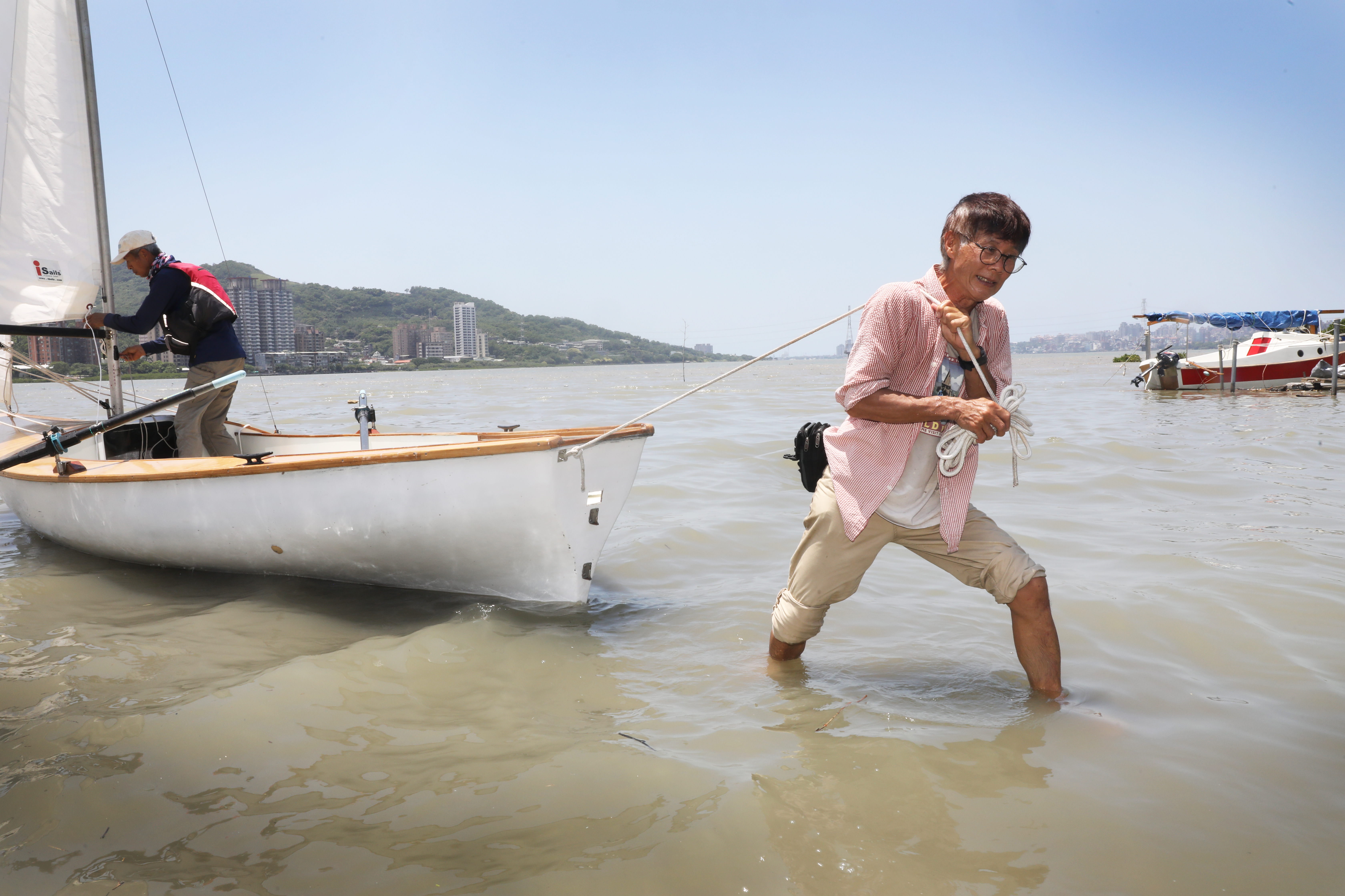 在一望無際的海上，征服浪途的旅伴只有彼此。若遇上凶險，也只有對方能夠一起面對、克服。