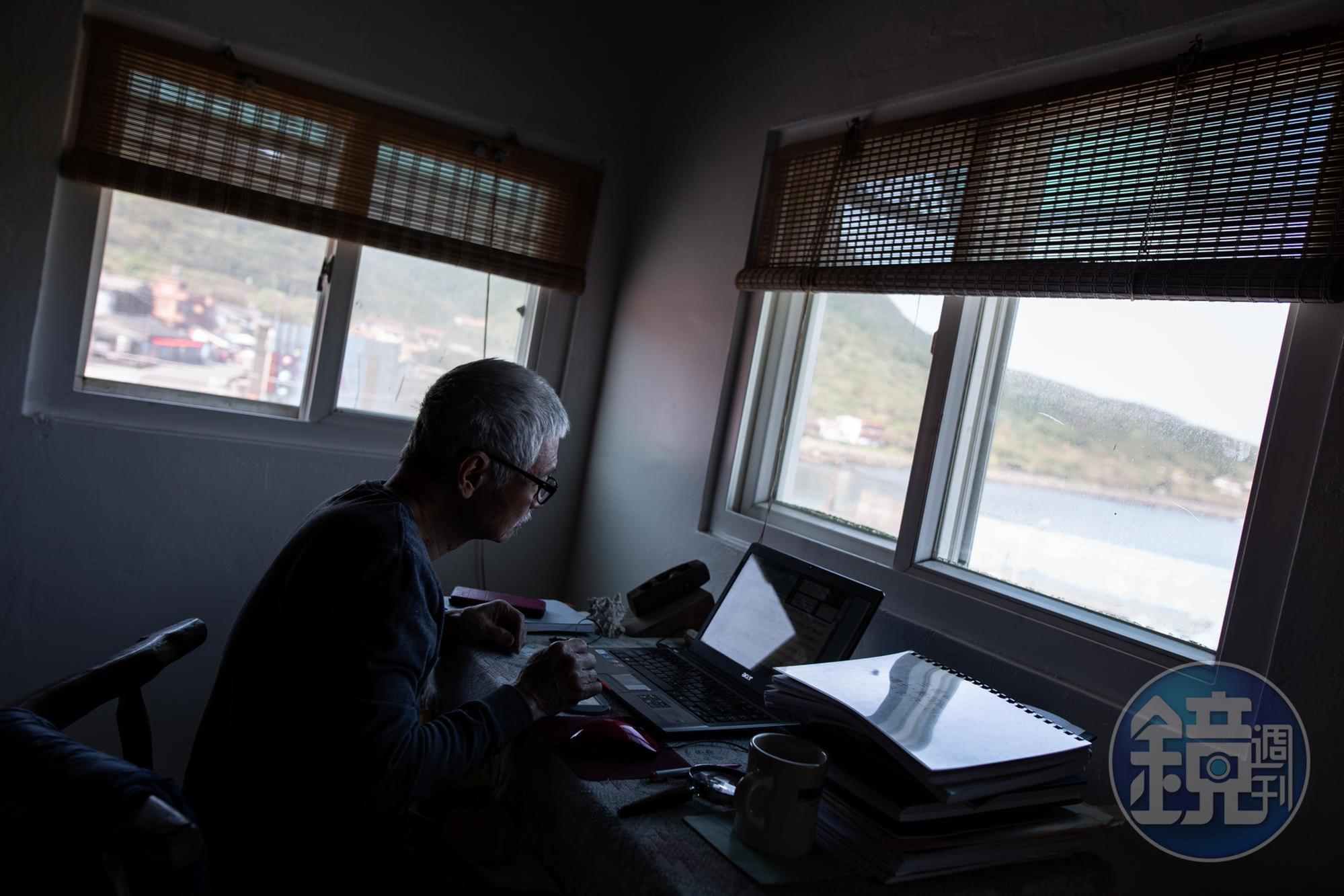 年逾75歲的黃凌霄,正就著電腦寫下他所知的古船知識,希望能將這些造船技藝傳承留給後輩。