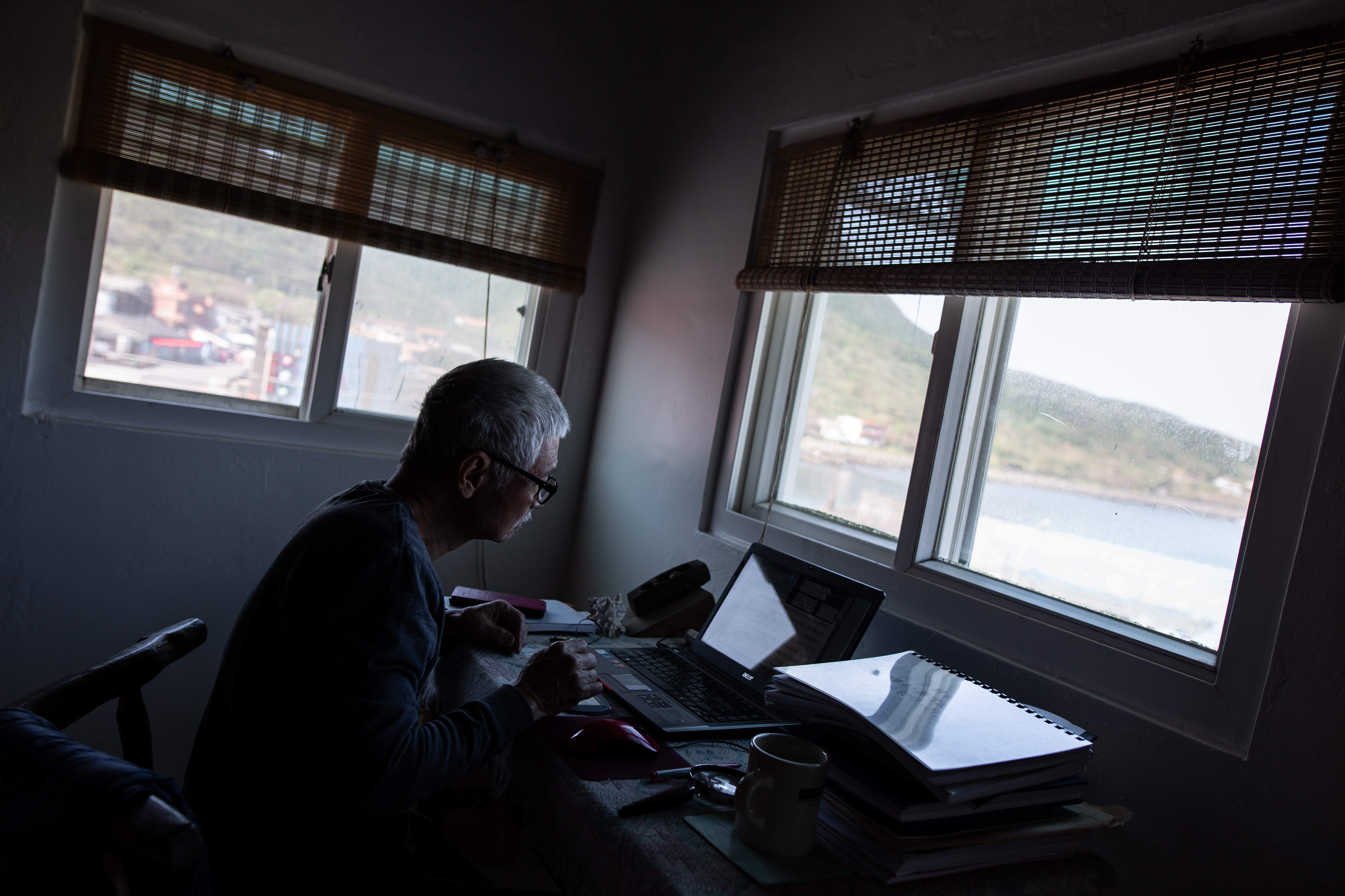 年逾75歲的黃凌霄，正就著電腦寫下他所知的古船知識，希望能將這些造船技藝傳承留給後輩。