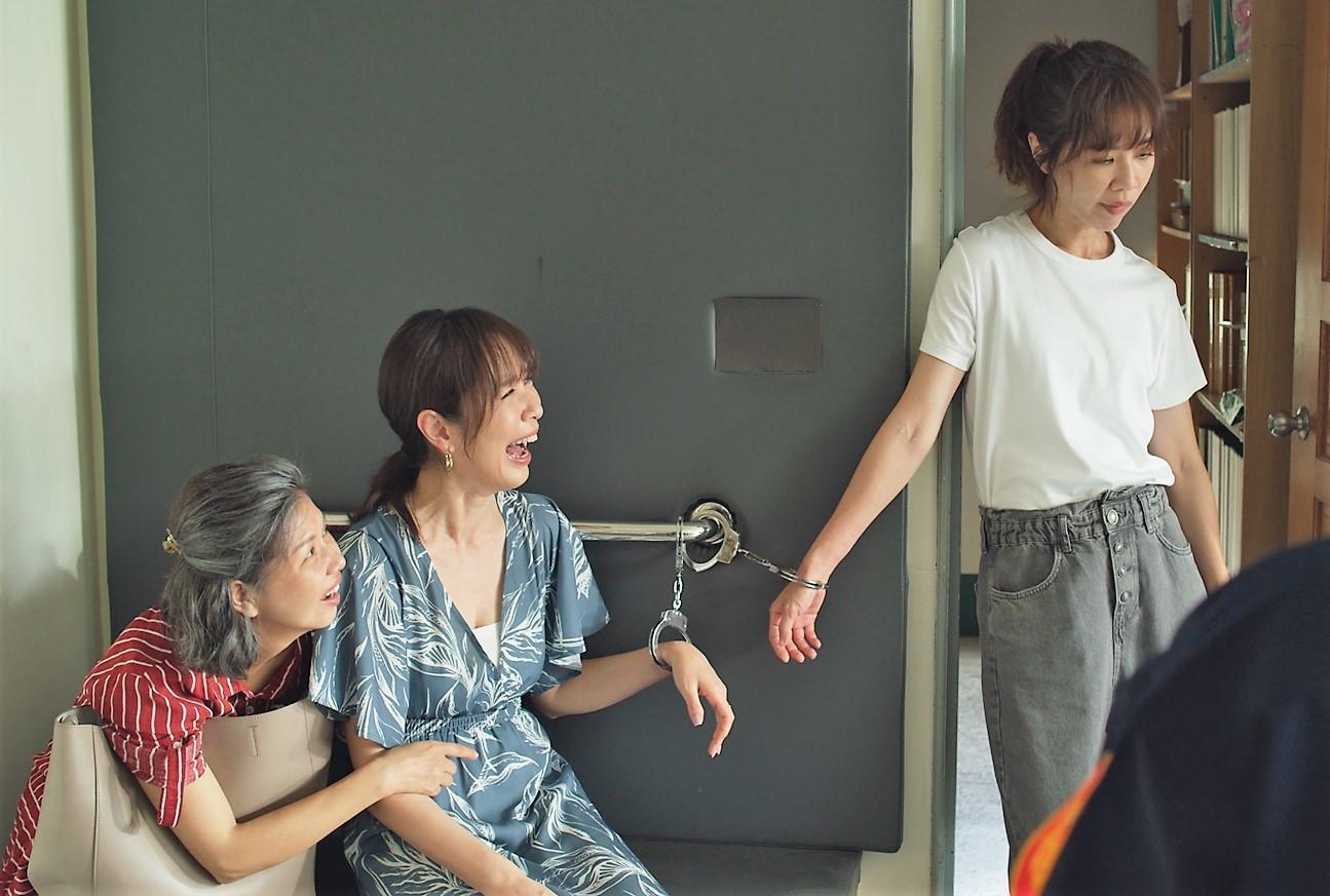 于子育(左起)、天心、謝盈萱在《俗女2》大鬧警局。(華視、CATCHPLAY+提供)