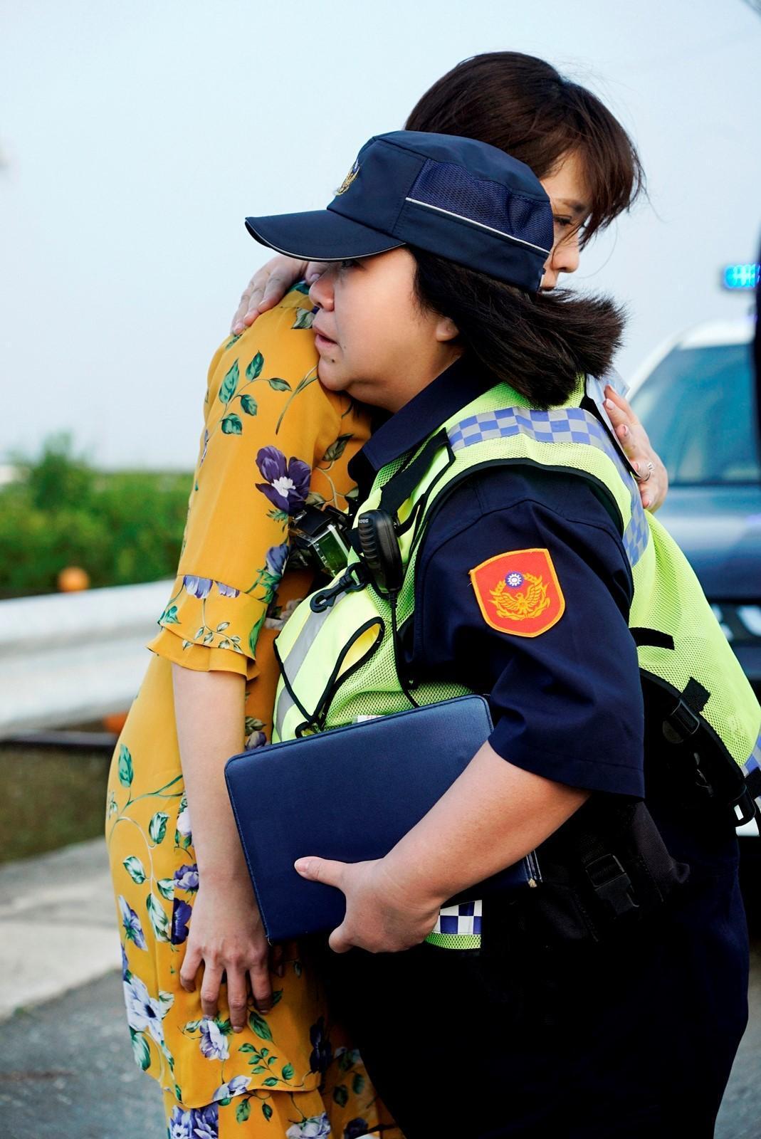 鍾欣凌(右)在《俗女2》客串警察,亦諧亦正的演出讓人佩服。(華視、CATCHPLAY+提供)