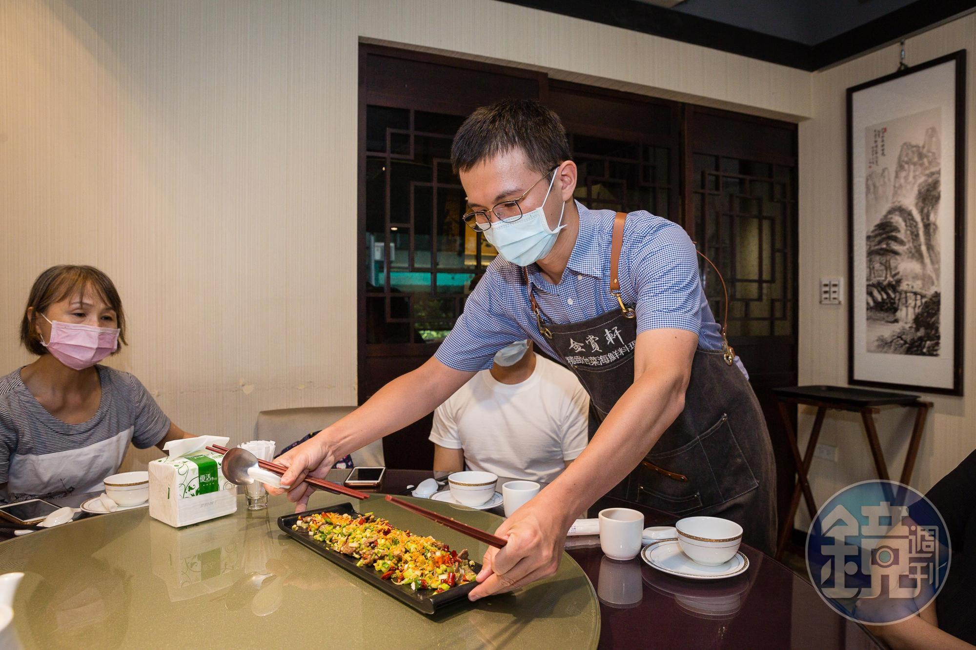 汪斌卿以行動支持弟弟，在台塑工作的他，下班後還到店裡幫忙端盤子。