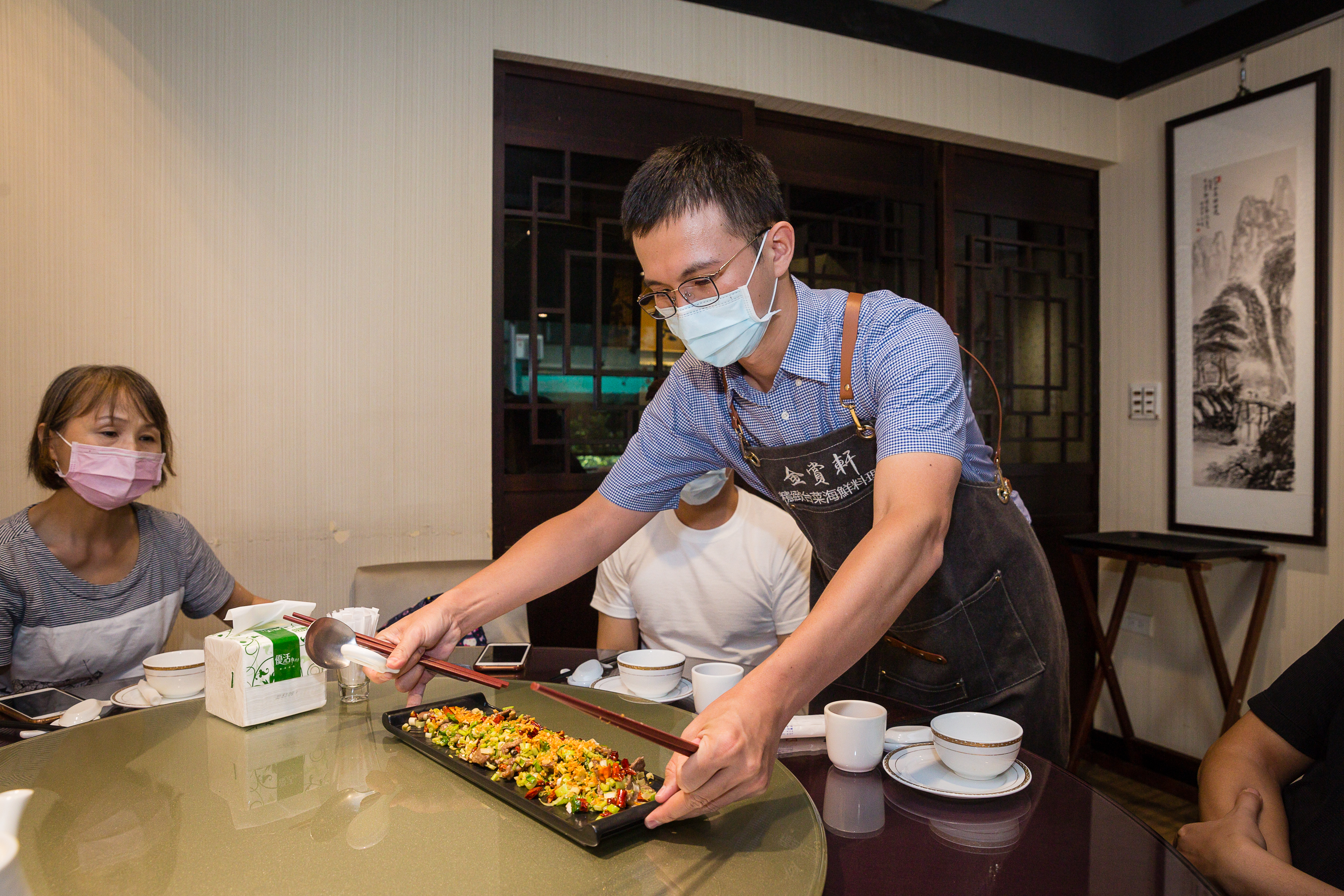 汪斌卿以行動支持弟弟,在台塑工作的他,下班後還到店裡幫忙端盤子。