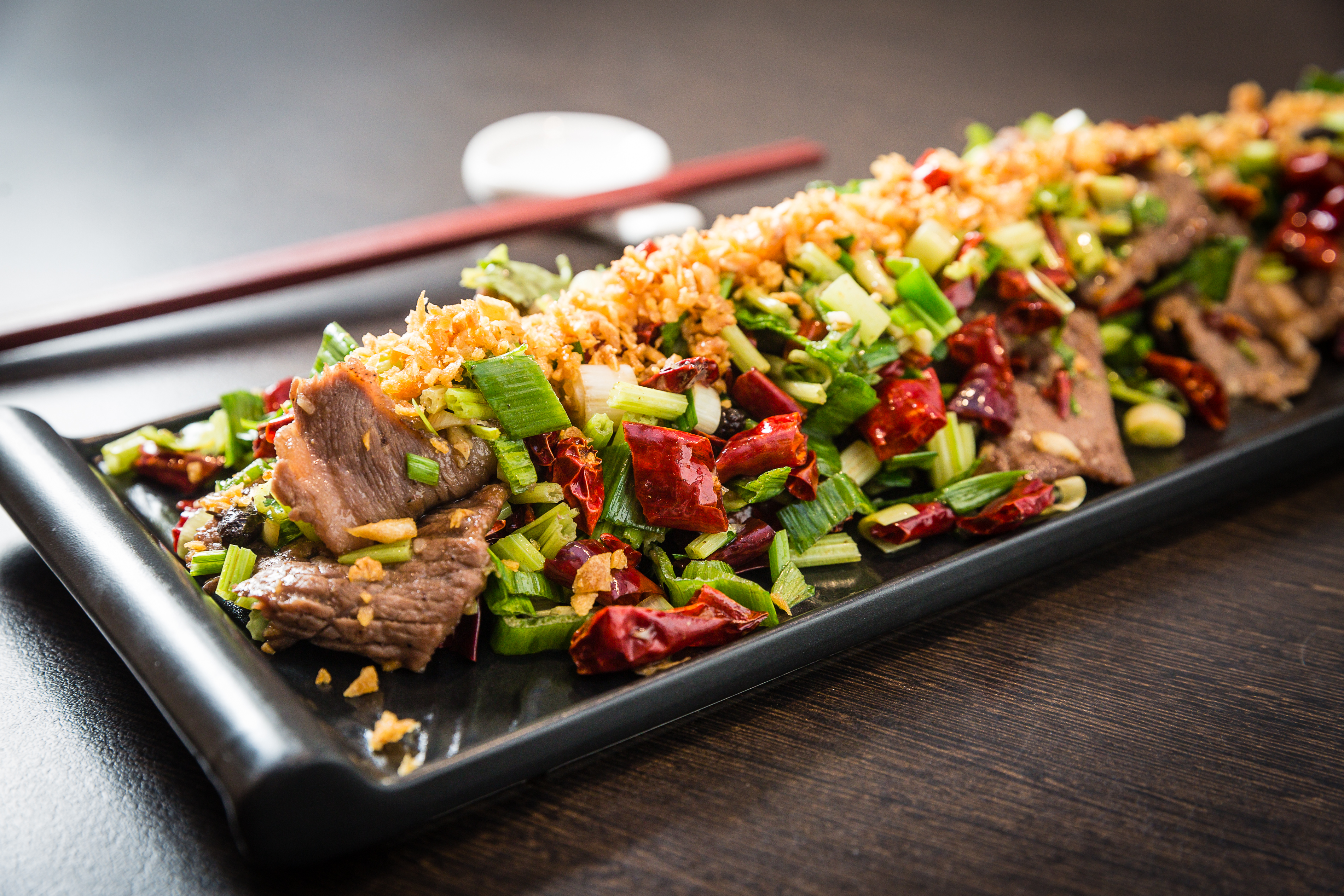 香芹牛肉選用美國板翼牛，肥瘦4比6，省去嫩精，加入大量香菜、芹菜提味，點綴乾辣椒，色香味俱全。（380元／小份）