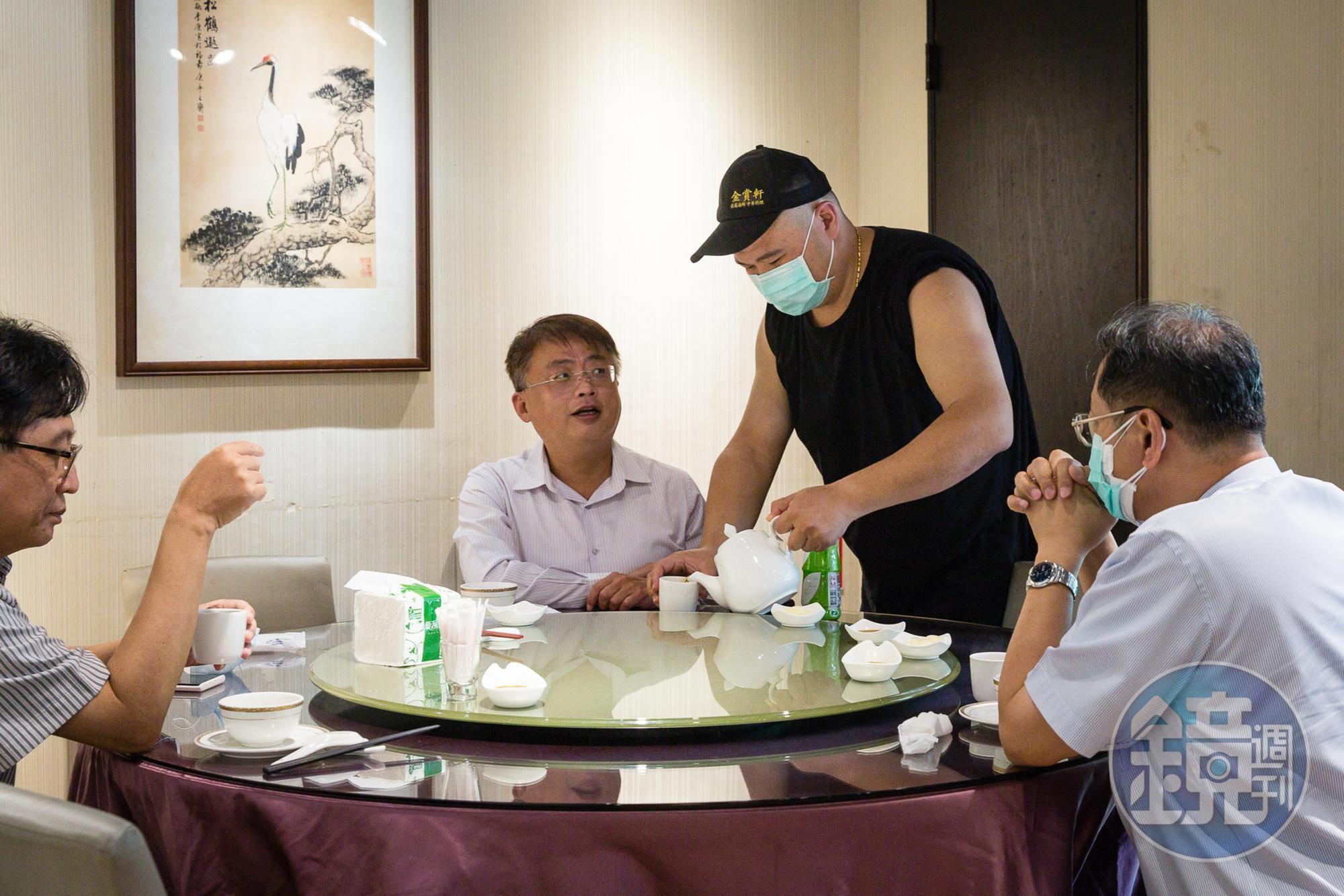 主廚汪上賀（黑衣者）除了在廚房忙做料理，有空時也會到外場和客人互動。
