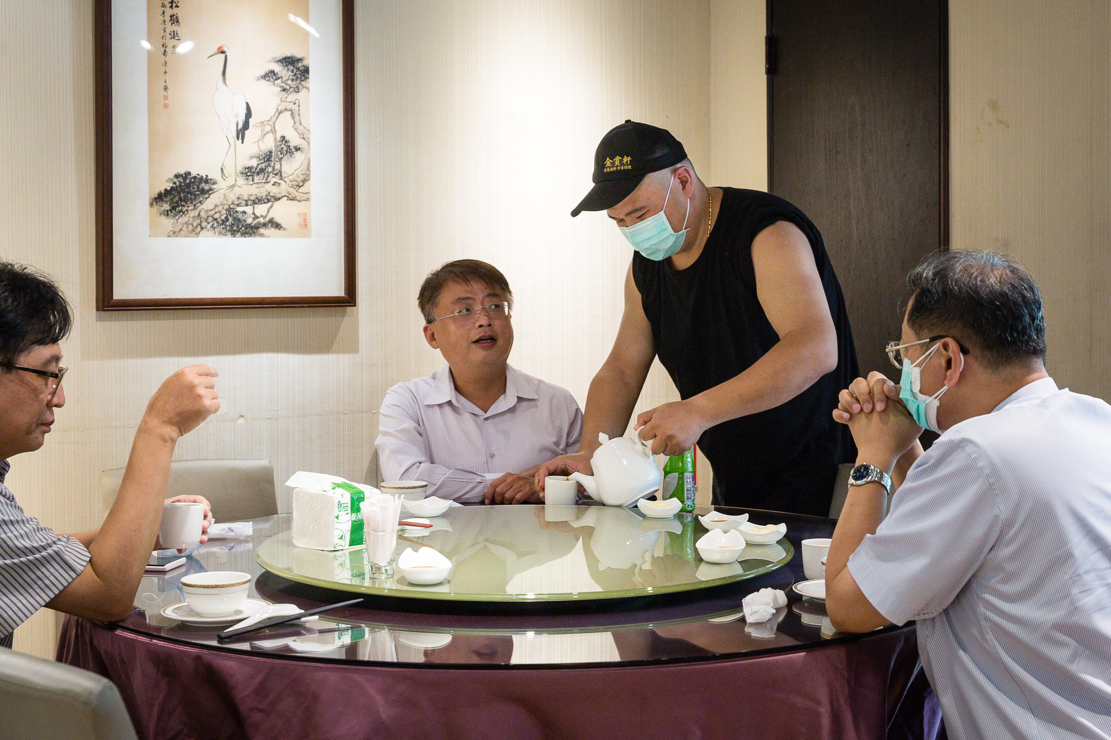 主廚汪上賀（黑衣者）除了在廚房忙做料理，有空時也會到外場和客人互動。
