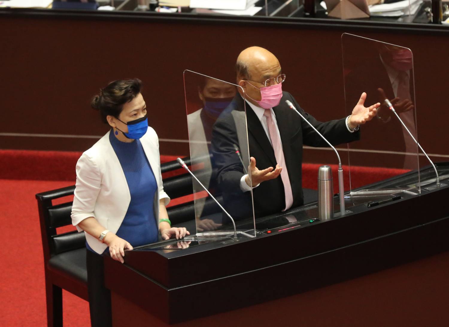 行政院長蘇貞昌（右）今在立法院接受質詢時指出，加入CPTPP並沒有相關條件或福島食品。