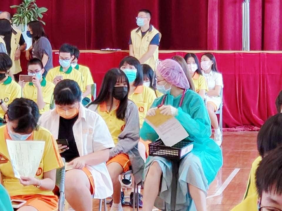 樂樂媃媃昨接種BNT疫苗。(翻攝雙胞胎樂樂媃媃臉書)