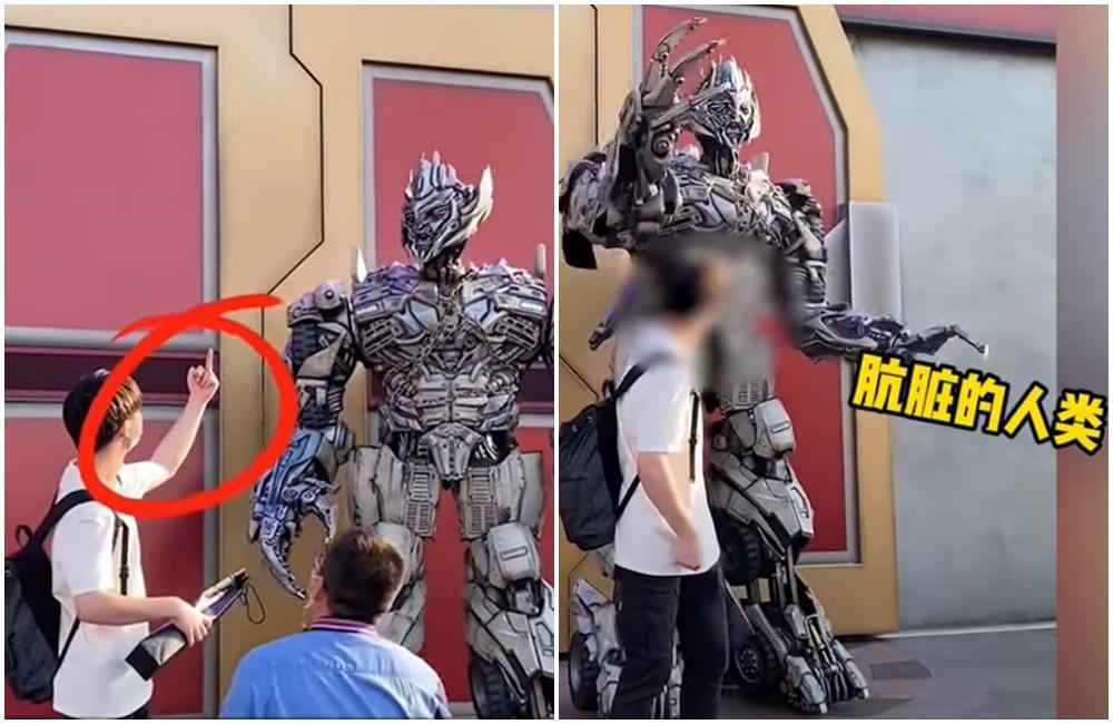 北京環球影城動漫人員「密卡登」遭遊客比中指。(翻攝《九派新聞》的Youtube頻道)