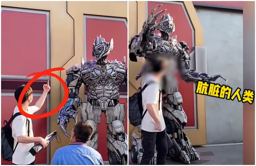 北京環球影城動漫人員「密卡登」遭遊客比中指。（翻攝《九派新聞》的Youtube頻道）