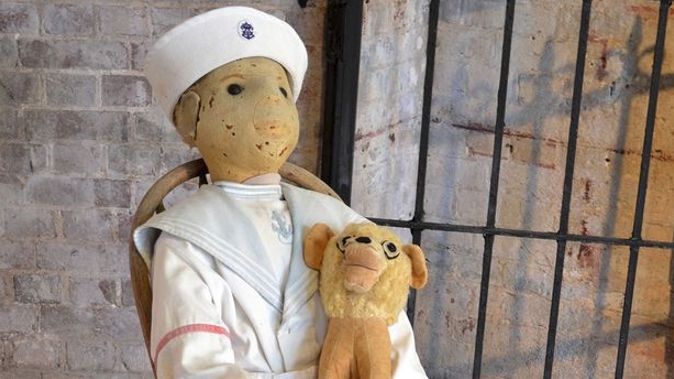 擁有百年歷史的詛咒人偶「羅伯特娃娃」。（翻攝Robert Doll臉書）