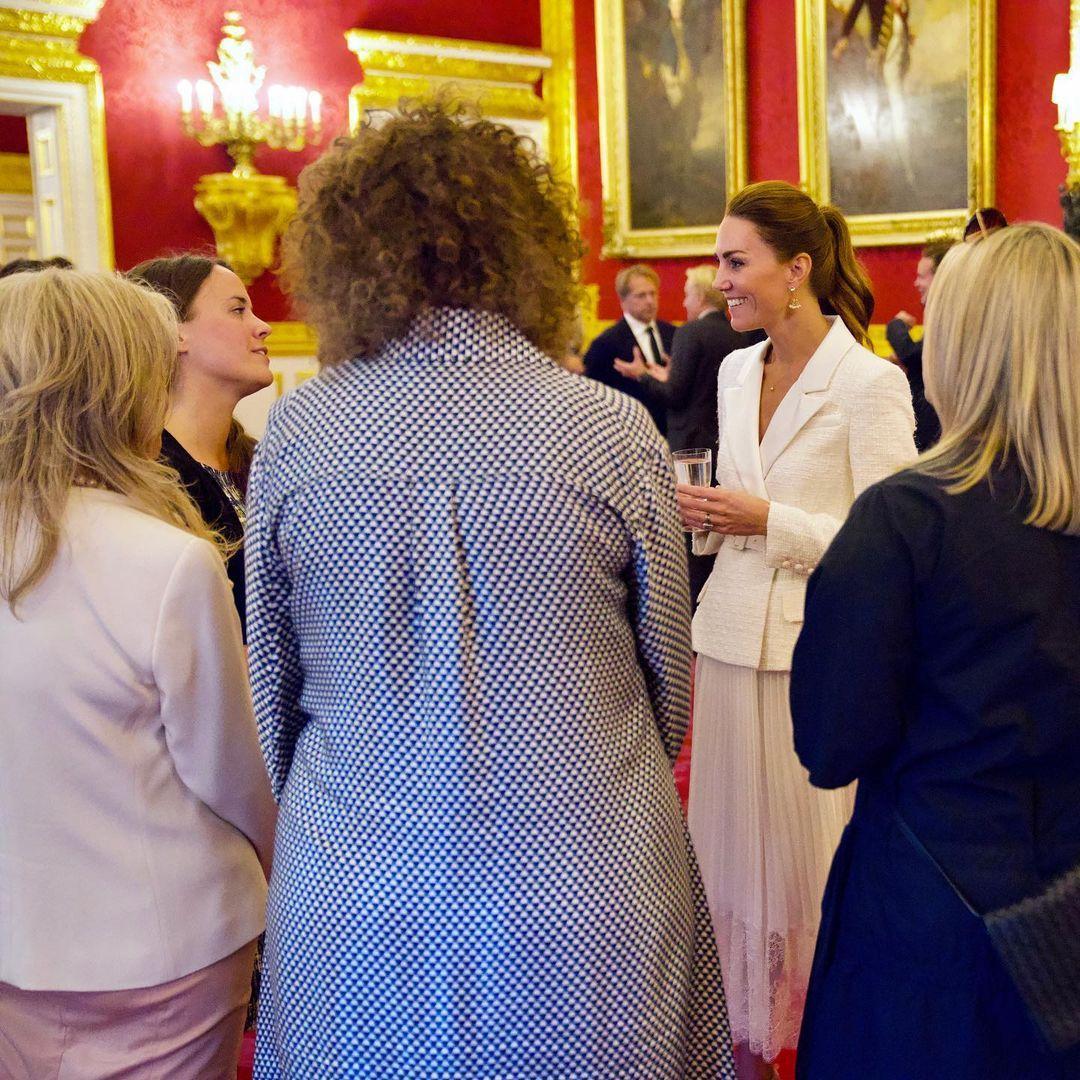 茶會上凱特王妃穿修身連身裙,小腹看起來很平坦。(翻攝Duke and Duchess of Cambridge IG)