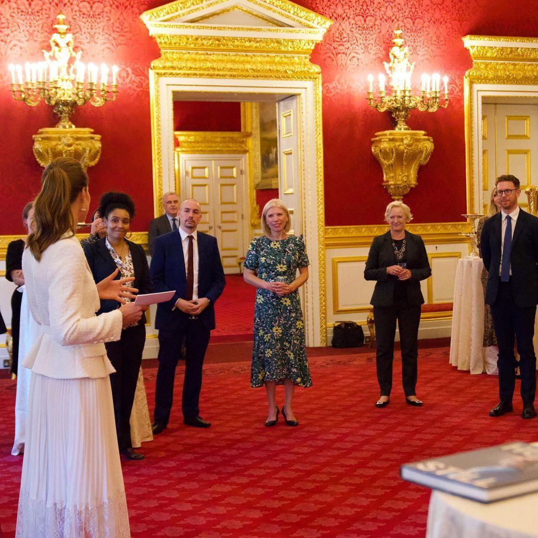 凱特王妃(左)在白金漢宮舉辦《Hold Still》茶會。(翻攝Duke and Duchess of Cambridge IG)