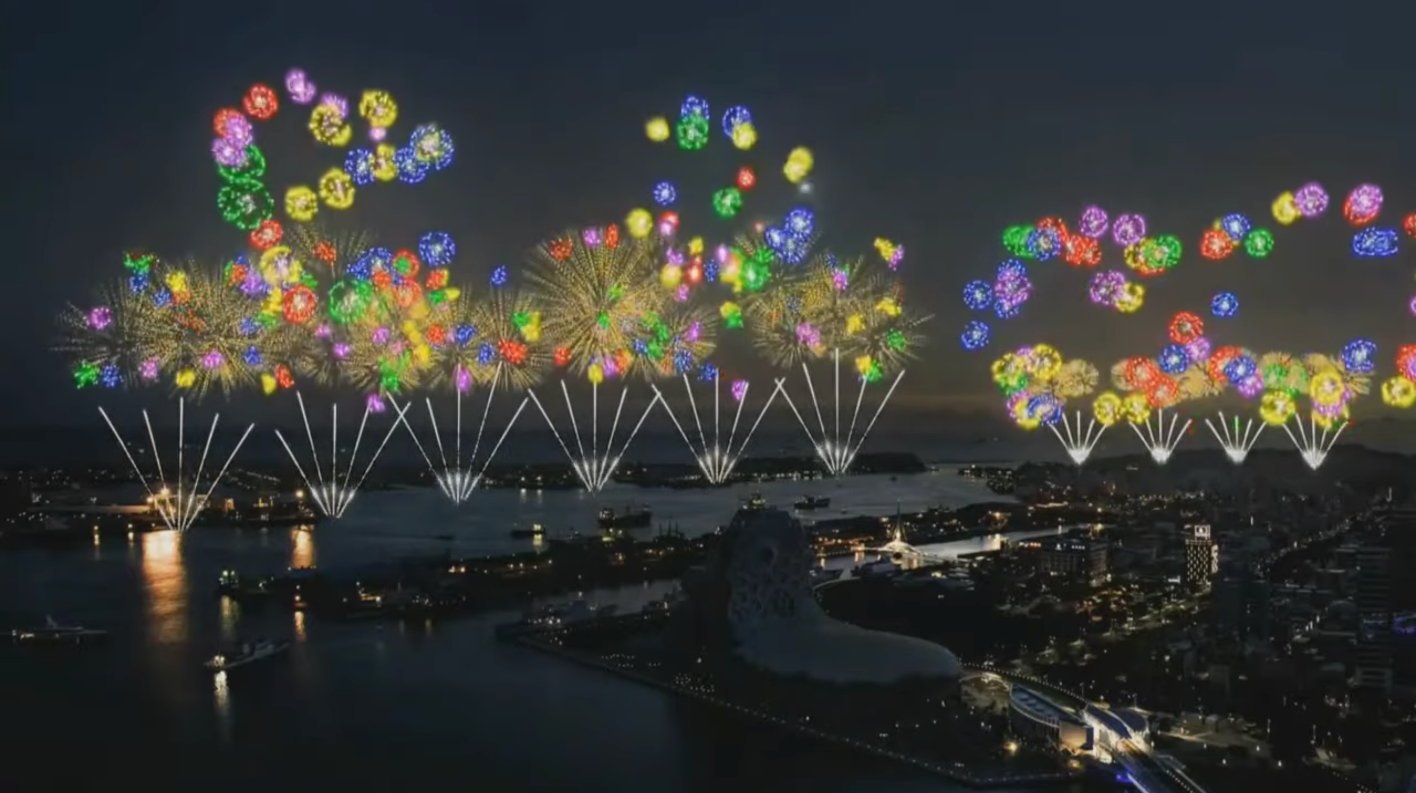2021國慶焰火睽違20年重回高雄，高雄市府今日曝光模擬畫面。（翻攝自高雄市政府 Kaohsiung City Government YouTube）
