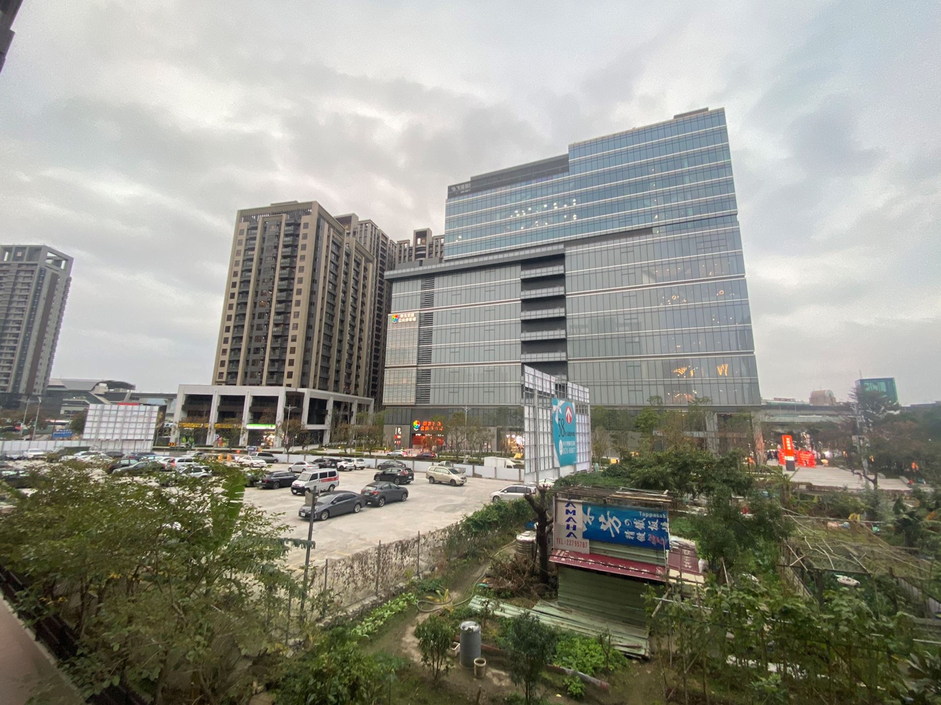 宏匯廣場是新莊、三重、五股、泰山、蘆洲等五大行政區內唯一大型百貨商場，周邊有新北知識產業園區、台灣電影文化園區、行政院新莊聯合辦公大樓等利多建設。