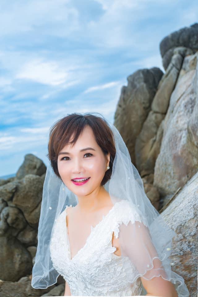 沈春華前幾年為了結婚週年紀念到普吉島拍婚紗照。(翻攝自沈春華 Live Show臉書)