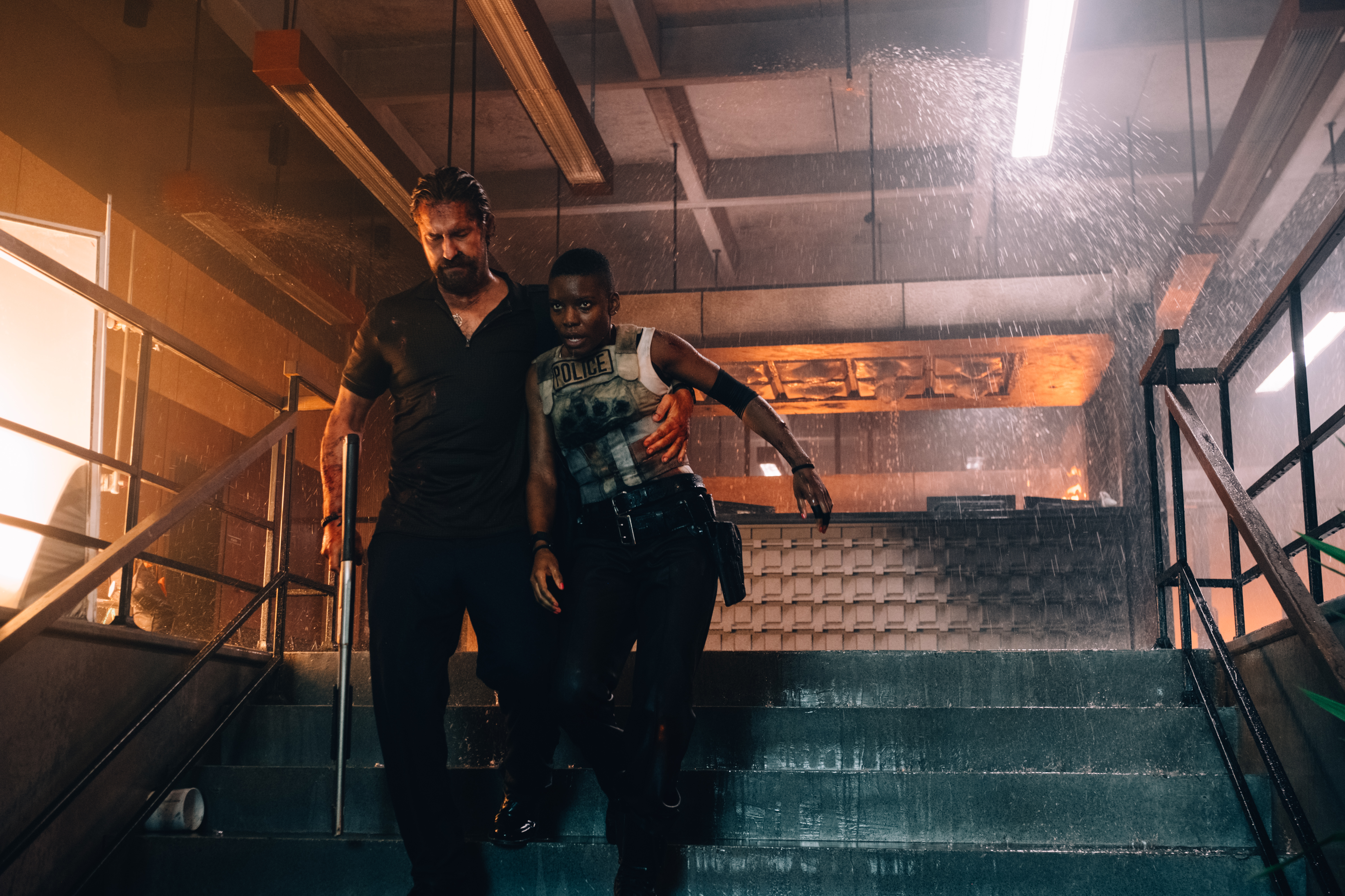 傑哈巴特勒在《高玩殺手》飾演的殺手竟然混進警局開殺戒，過程瘋狂又野蠻。（CATCHPLAY）