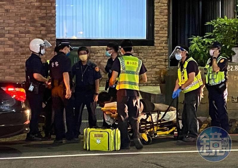 警方快打部隊馳抵，釐清這起街頭喋血案，導因於情侶吵架。（讀者提供）