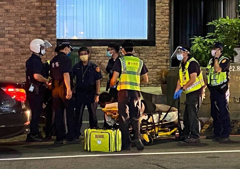 警方快打部隊馳抵，釐清這起街頭喋血案，導因於情侶吵架。（讀者提供）