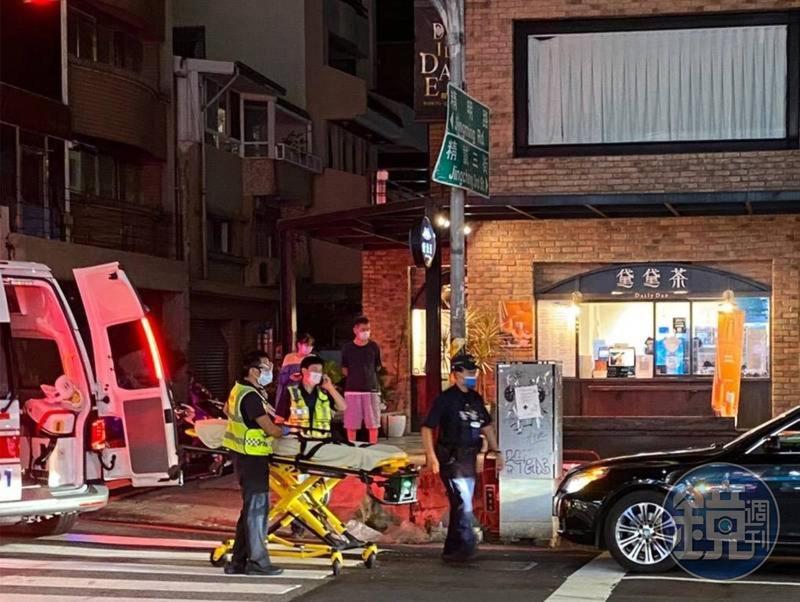 被砍傷的鄭男俯臥在擔架床上，表情痛苦。（讀者提供）