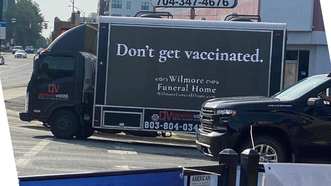 近日一台寫有「別打疫苗」廣告的小卡車照出現,並在社群媒體上瘋傳。(翻攝自Avinash Kaushik推特)