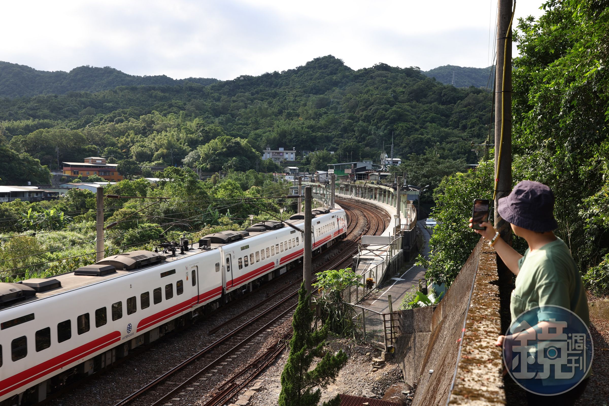 牡丹車站是全台彎曲角度最大的車站，吸引許多鐵道迷專程來拍照。