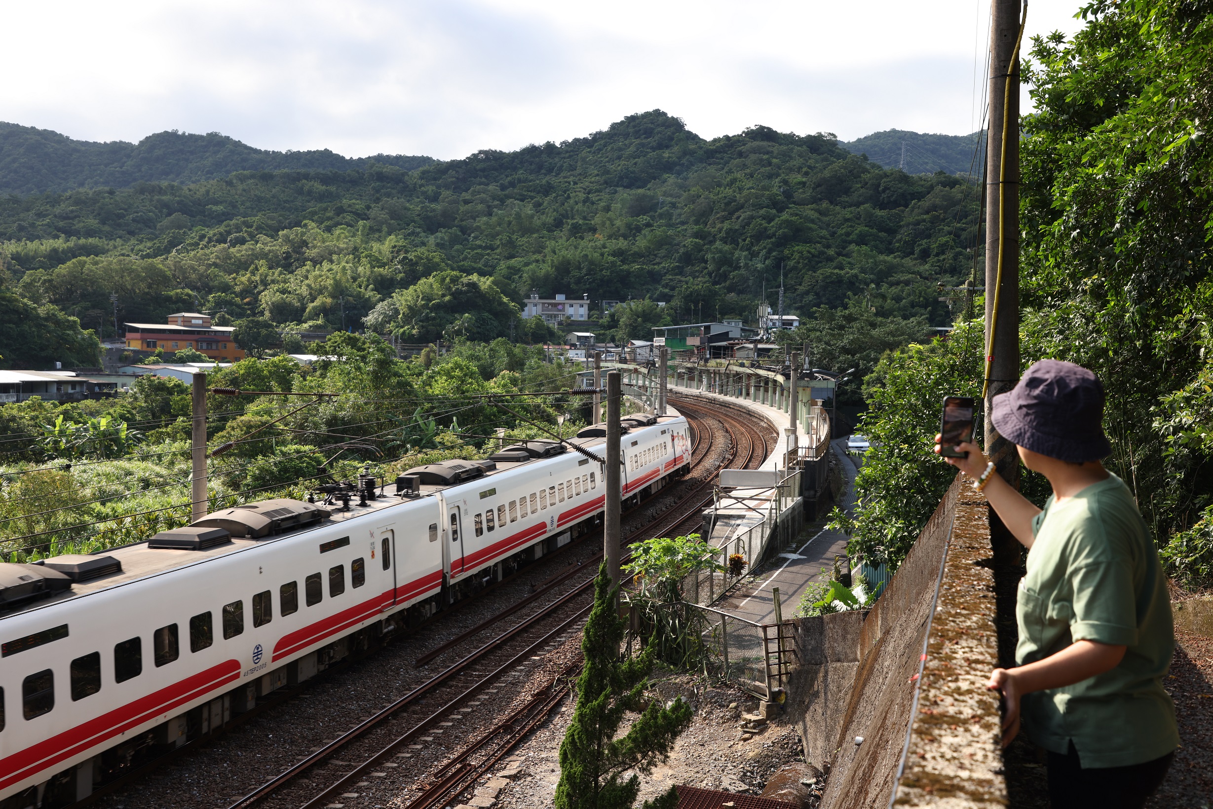 牡丹車站是全台彎曲角度最大的車站，吸引許多鐵道迷專程來拍照。