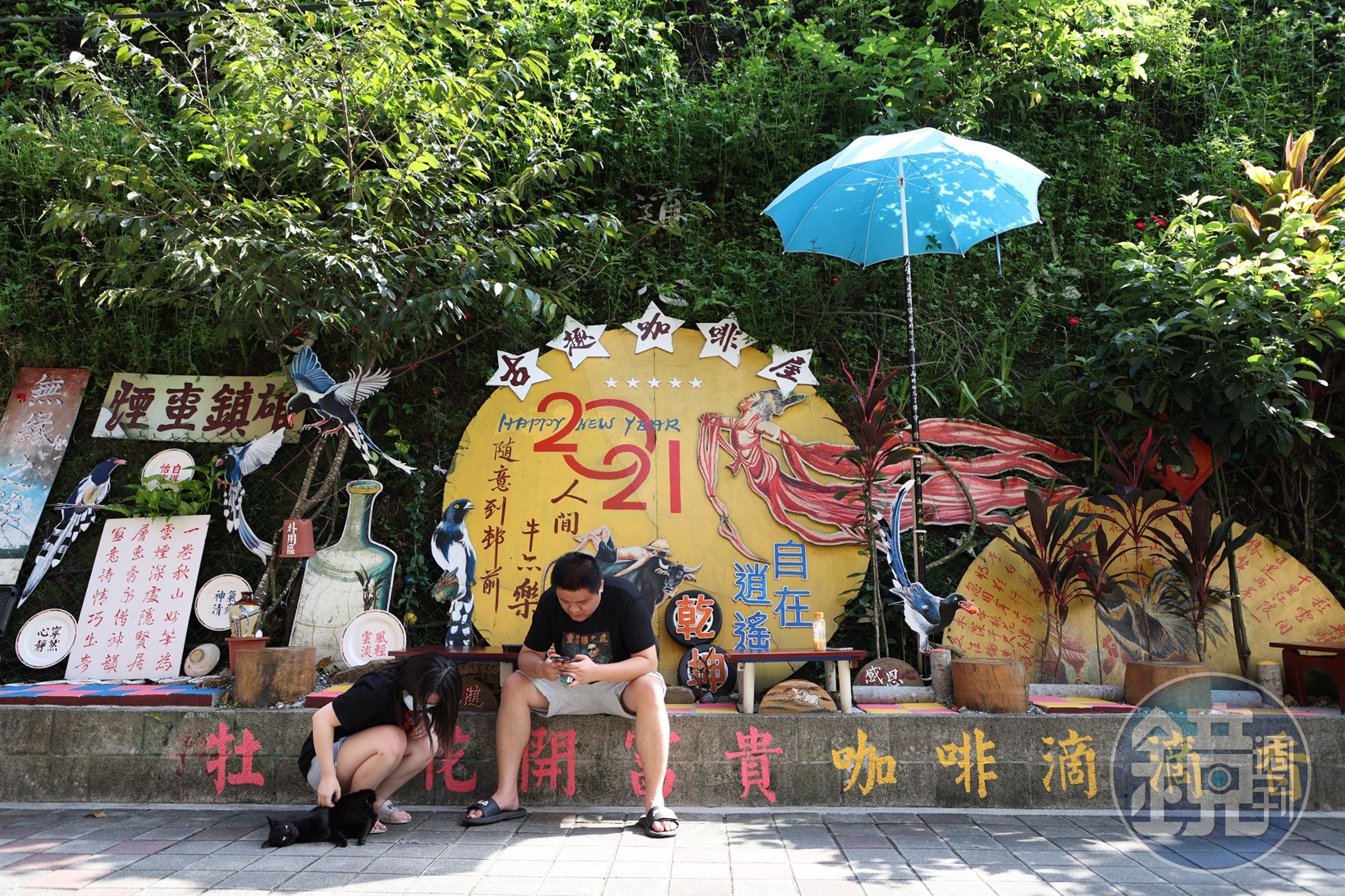 店外的大月亮上頭有5顆星，吳古趣笑說這是5星級的店，諧音「有省錢」。