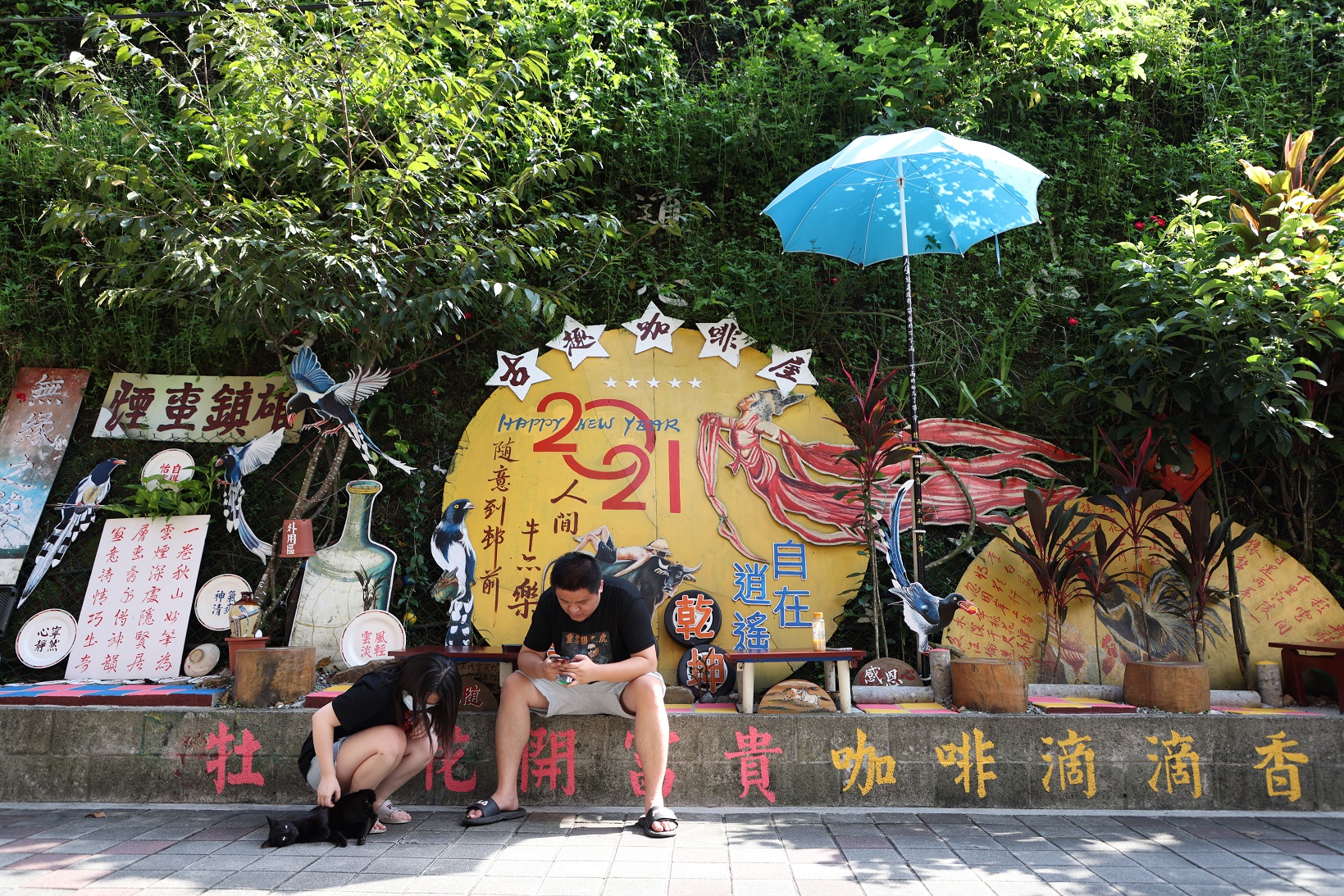 店外的大月亮上頭有5顆星，吳古趣笑說這是5星級的店，諧音「有省錢」。