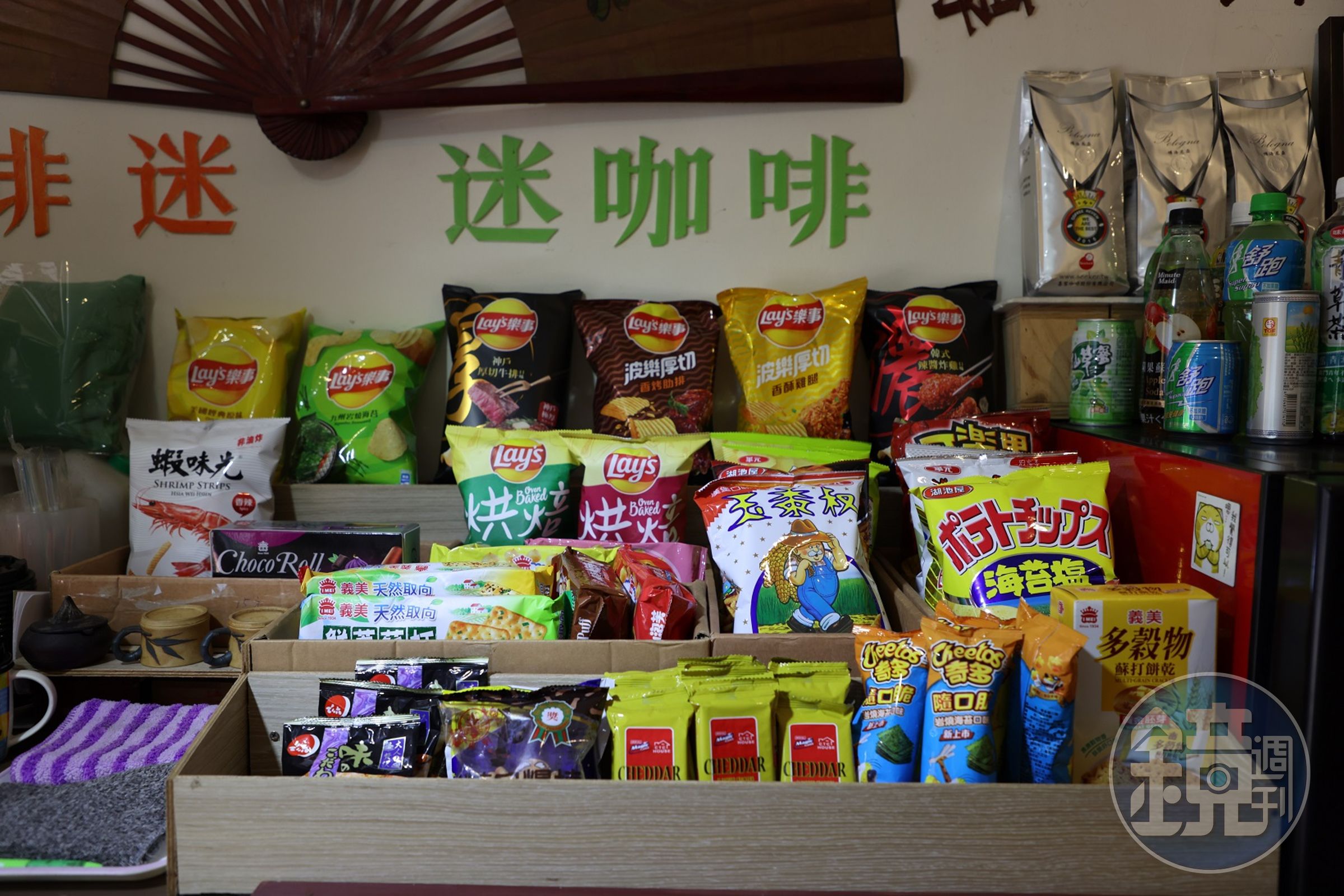 小店裡有賣簡單的零嘴和飲料，供登山客補充熱量。